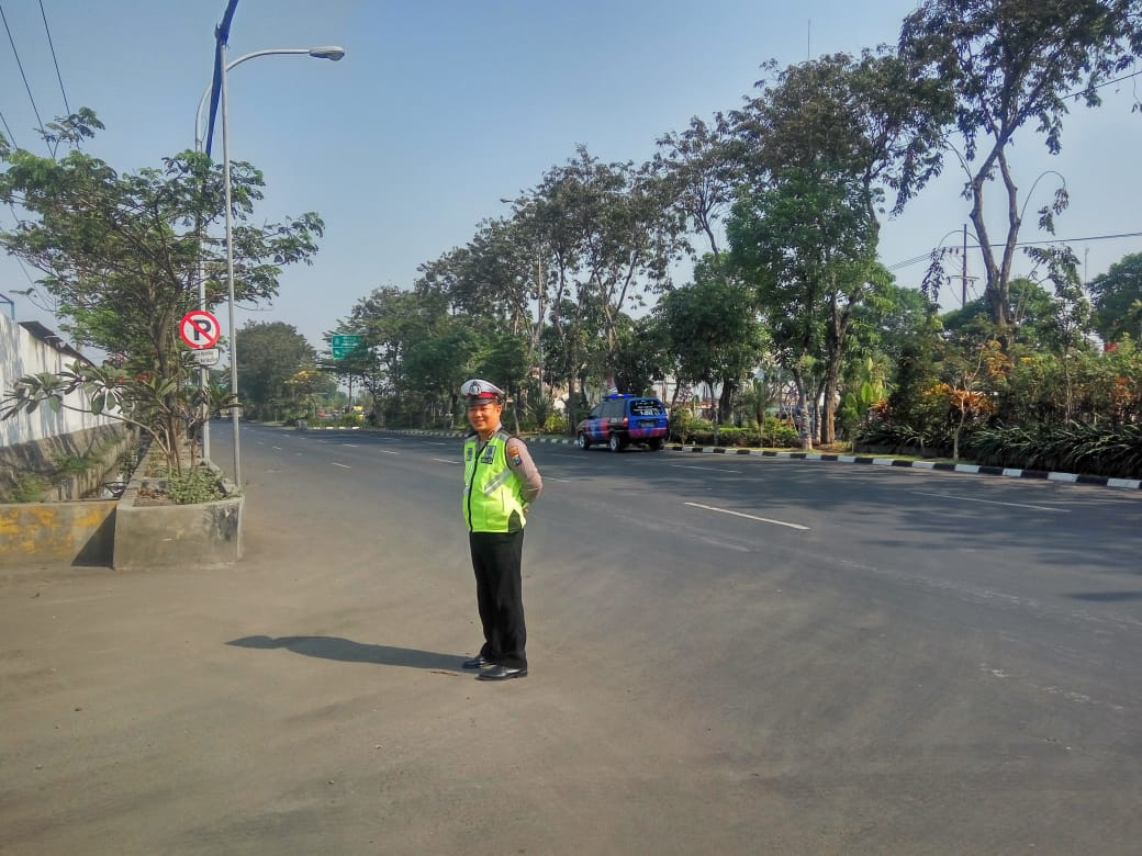 Polsek Asemrowo Amankan Jalur Rombongan Kapolri dan Panglima TNI