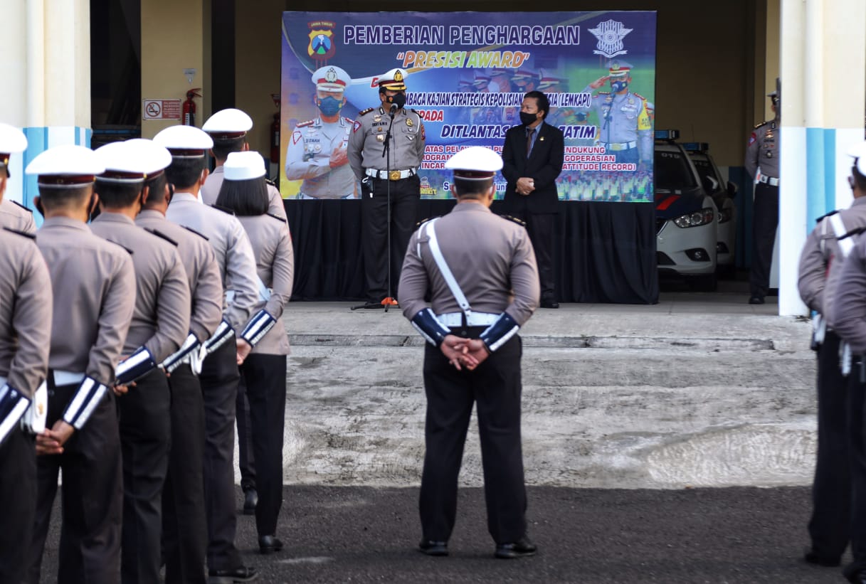 LEMKAPI Berikan Penghargaan Presisi Award Kepada Dirlantas Polda Jatim
