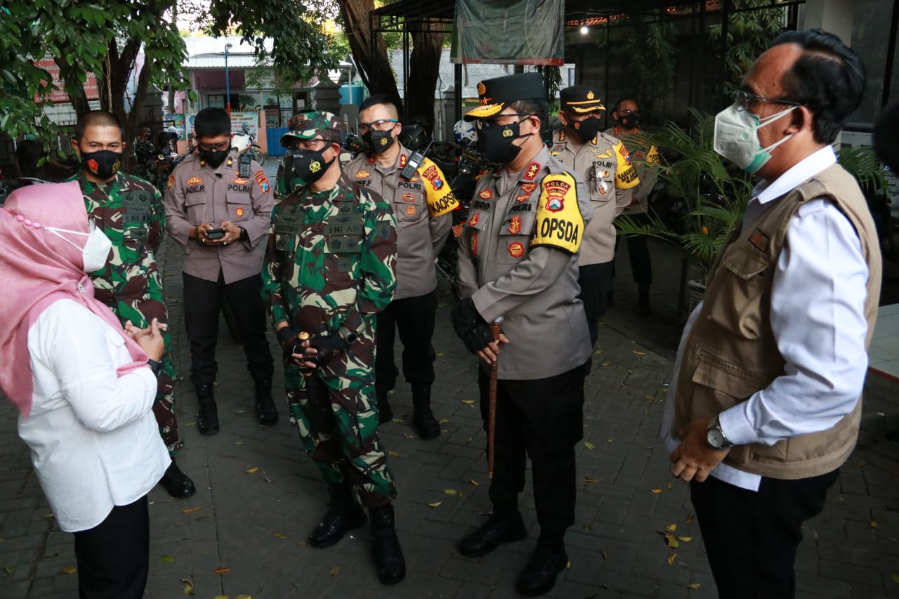 Menggunakan Motor, Pangdam dan Kapolda Jatim Cek Penanganan Pasien Covid di Gresik