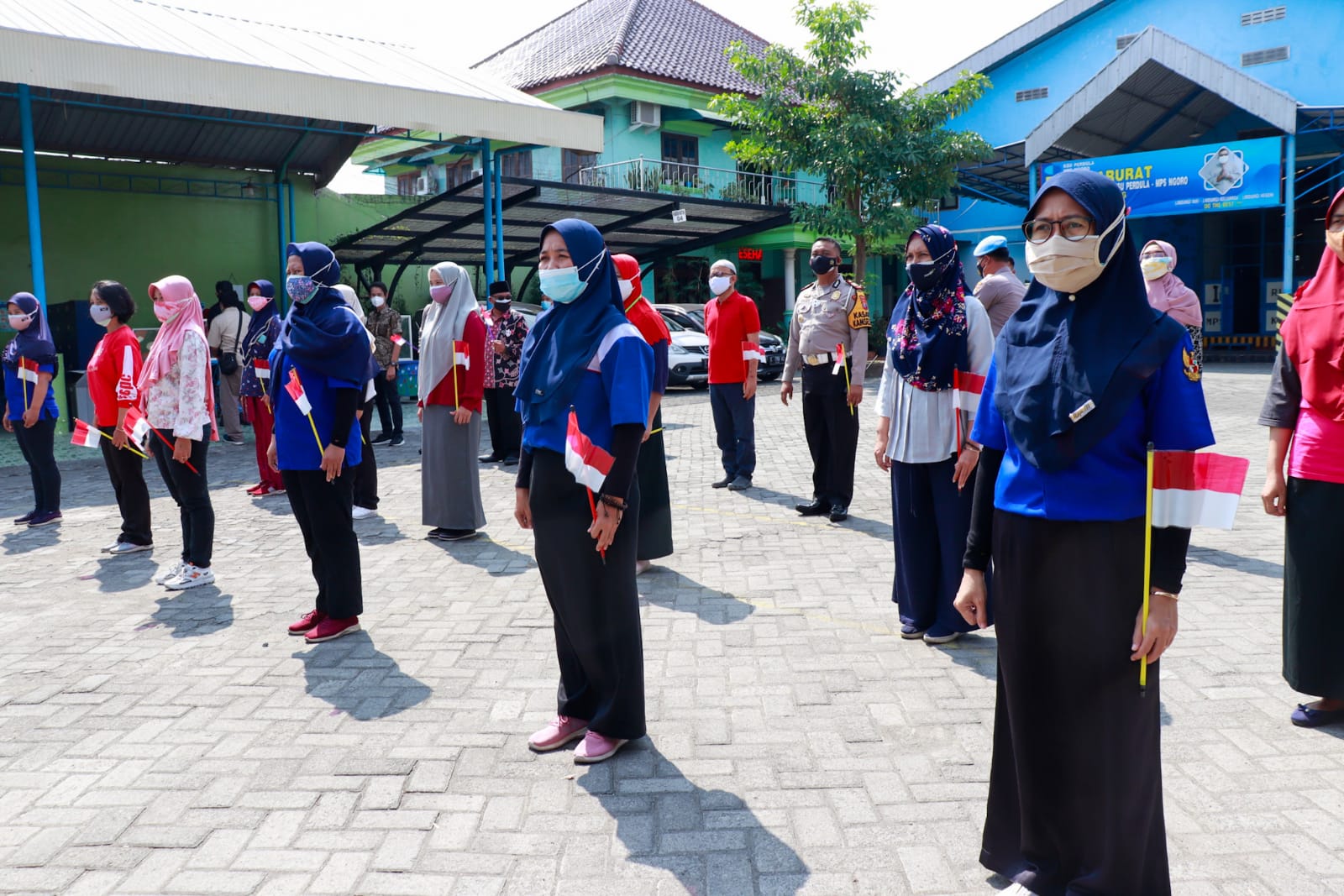 Kapolres Jombang Bersama Buruh Kibarkan Bendera Merah Putih Sebagai Simbol Lawan Corona