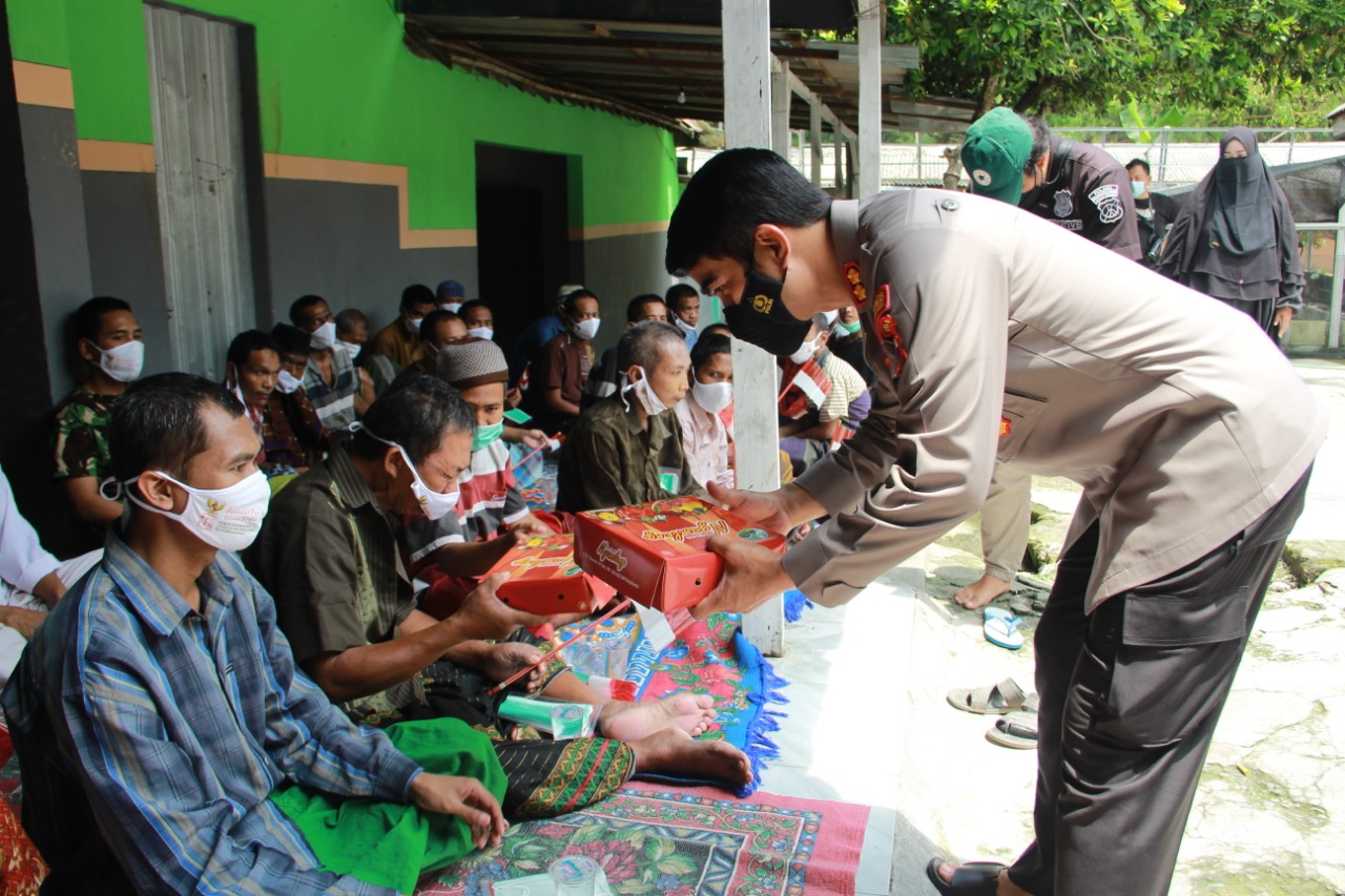 Tinjau Vaksinasi ODGJ, Kapolresta Mojokerto beri Penghargaan Pengasuh Pondok 99
