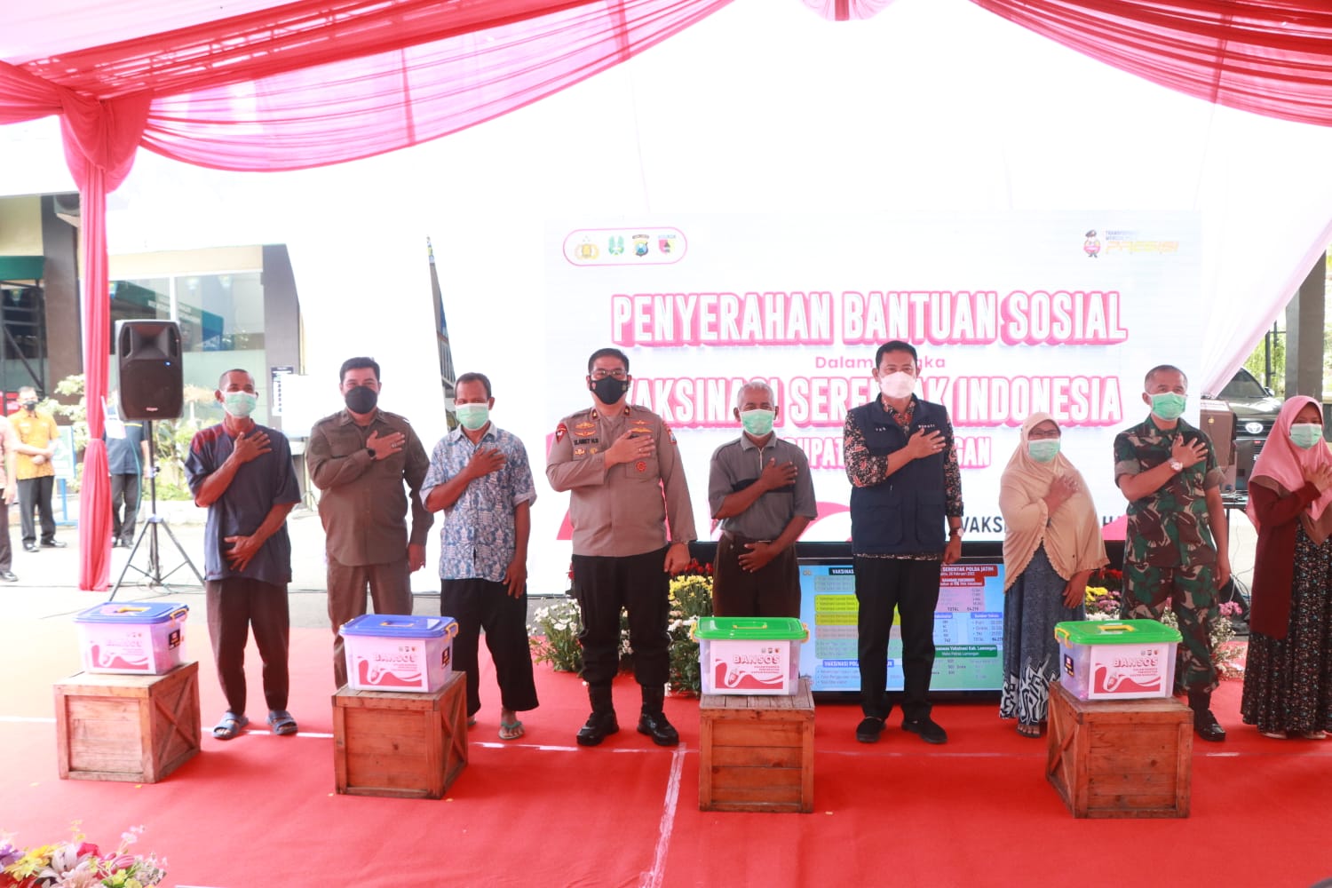 Wakapolda Jatim Cek Vaksinasi Serentak di Lamongan
