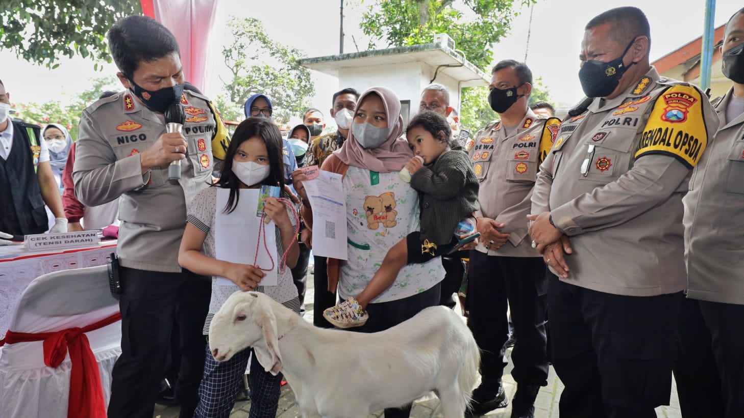 Kapolda Jatim bagikan Doorprize Kambing di vaksinasi Presisi Lumajang, seorang anak dan wartawan jadi salah satu pemenangnya
