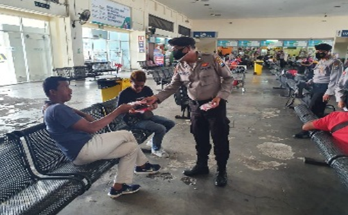 Anggota Satsabhara Polres Tanjung Perak Bagikan Masker Gratis Kepada Pengunjung Pelabuhan GSN