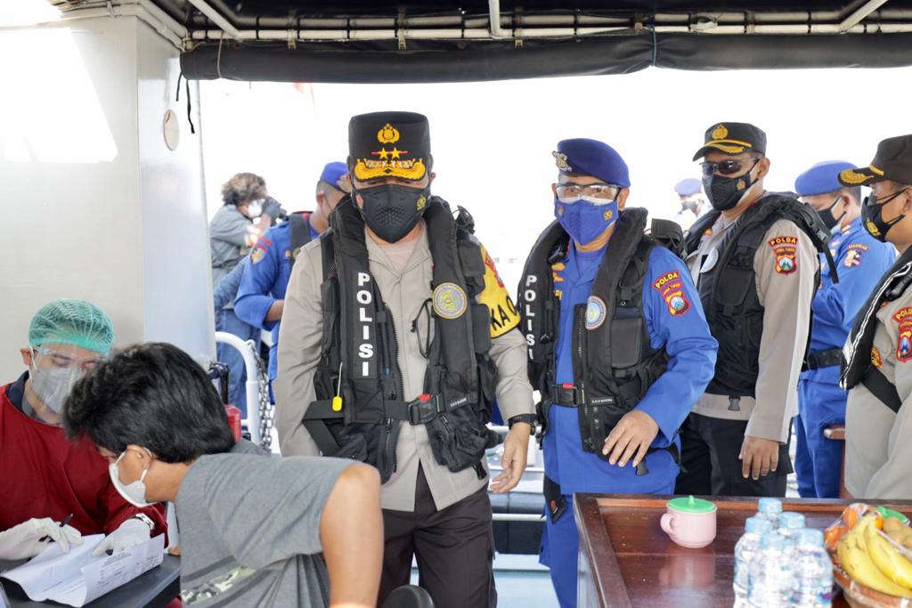 Kapolda Jatim Cek langsung Vaksinasi Merdeka Di atas Kapal