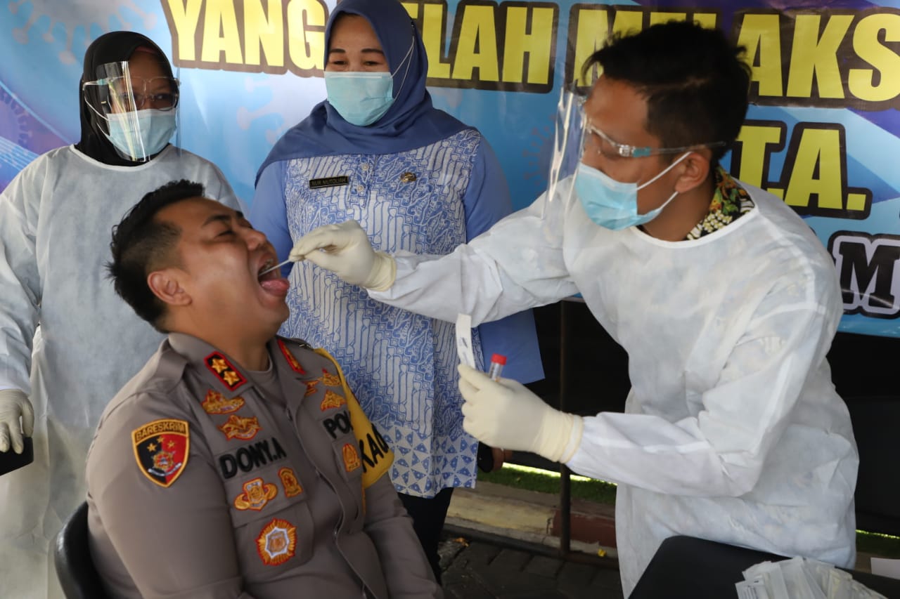 Ratusan Polisi yang Bertugas Sekat Pemudik di Mojokerto Jalani Tes Swab PCR