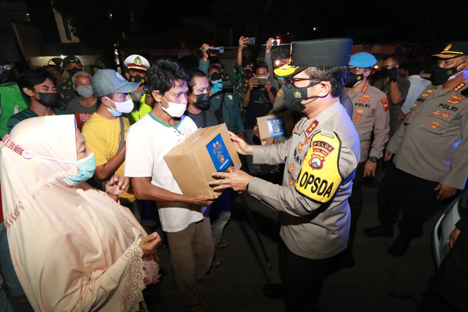 Kapolda Jatim Bagikan Bansos dan Ajak Masyarakat Satu Pemikiran