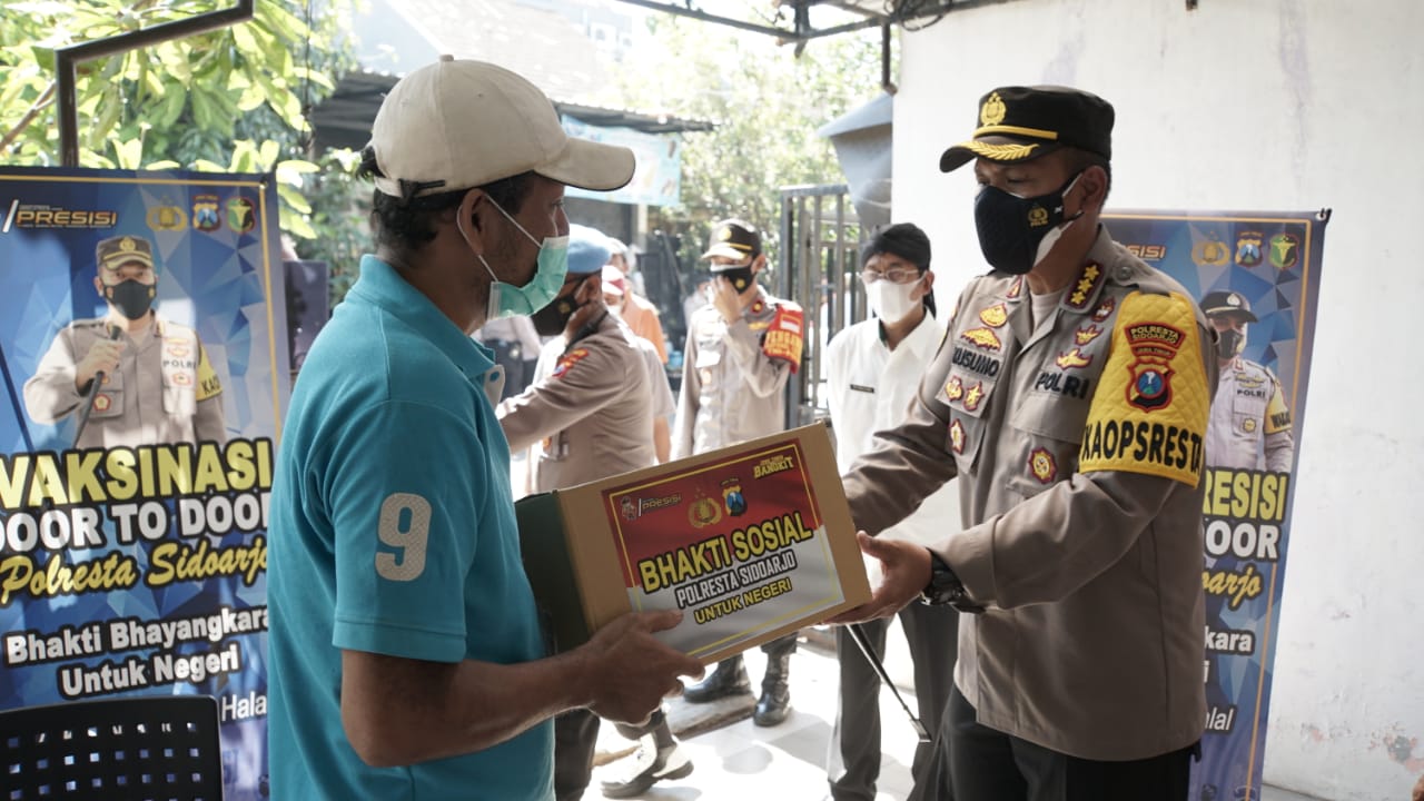 ASN Polres Bangkalan Peduli, Bagi Bagi Sembako Door to Door Kepada Warga Terdampak Covid-19