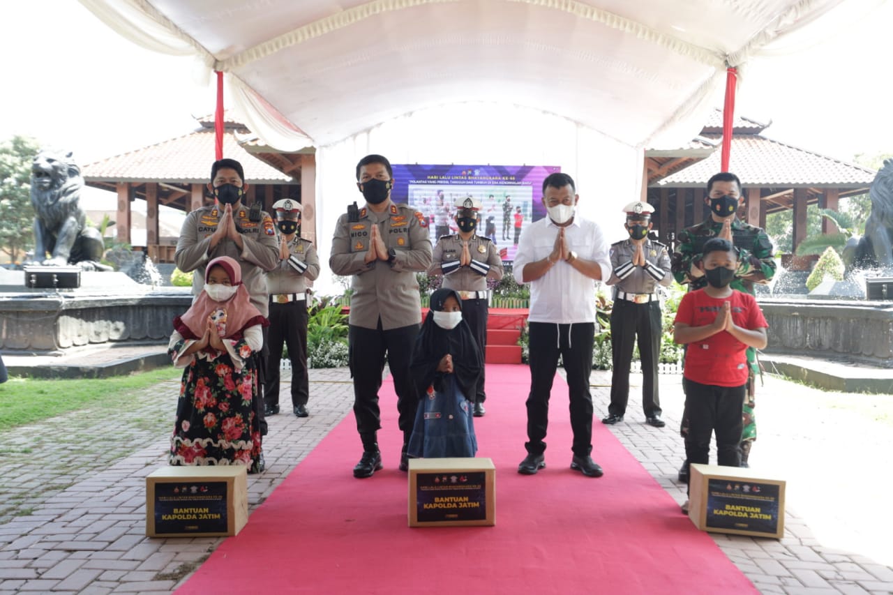 Polda Jatim Berikan Beasiswa dan Pengangkatan Orangtua Asuh Kepada 7.044 Anak Korban Covid