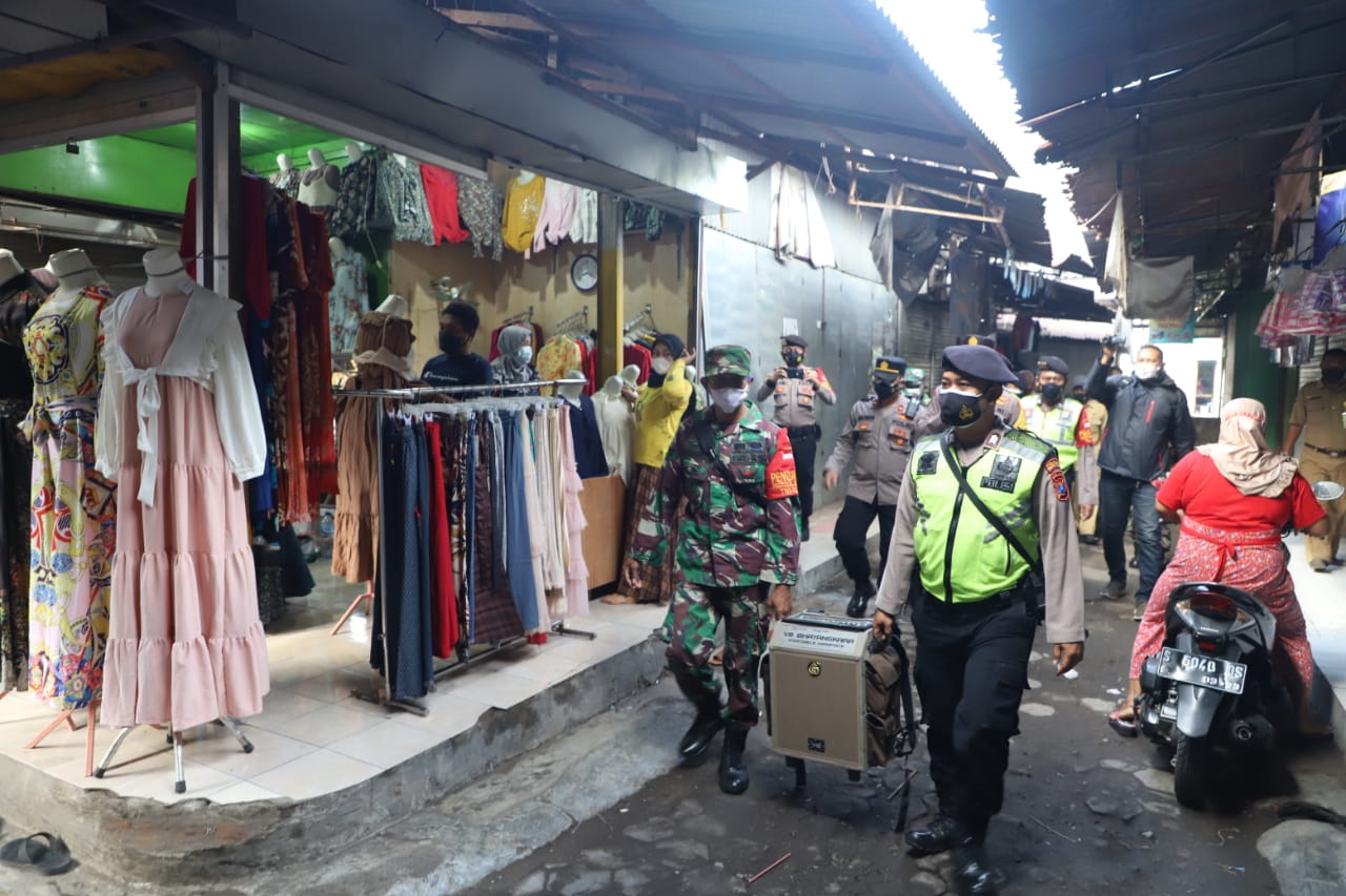 Vaksinasi COVID-19 ke Pasar Tradisional Mojokerto Berbonus Bingkisan