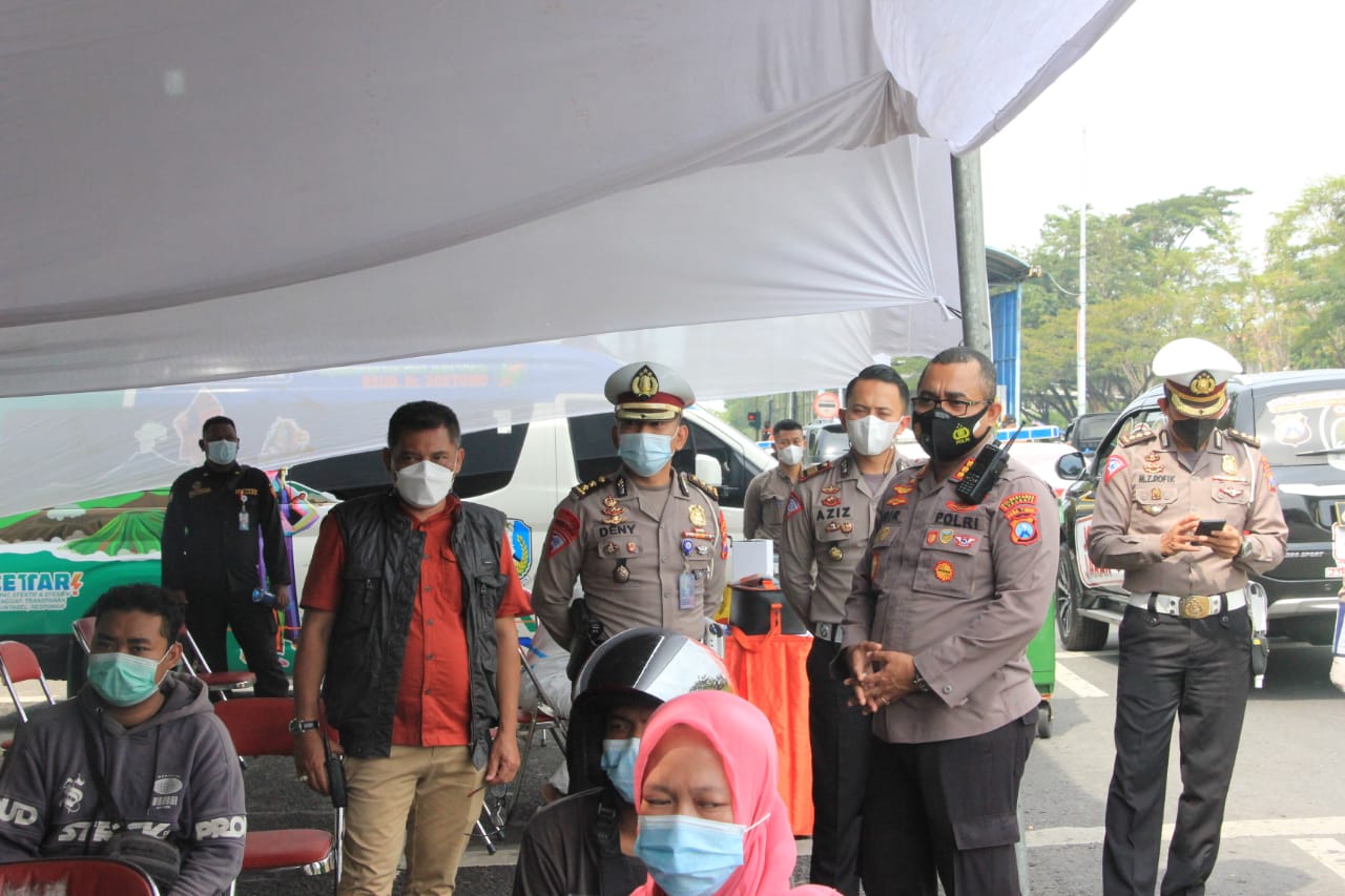 Kapolrestabes Surabaya Pantau Penyekatan Di Dua Sisi Suramadu