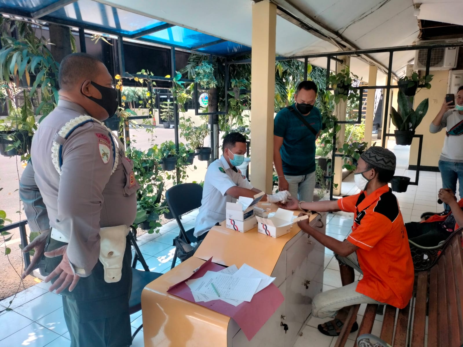 URKES POLRES TANJUNG PERAK LAKUKAN RAPID TEST ANTIBODI PADA TAHANAN