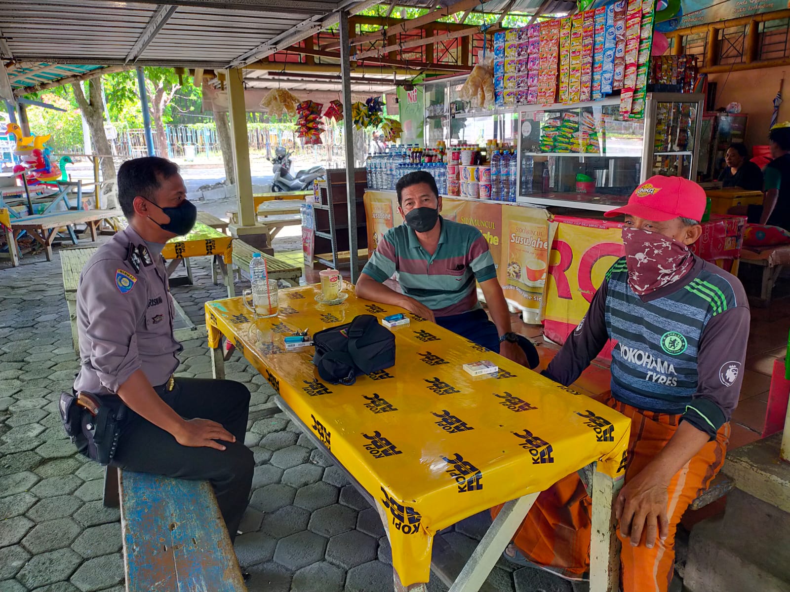 SAMBANG WARGA BHABINKAMTIBMAS POLSEK KENJERAN, TERUS HIMBAU WARGA TERKAIT PROTOKOL KESEHATAN
