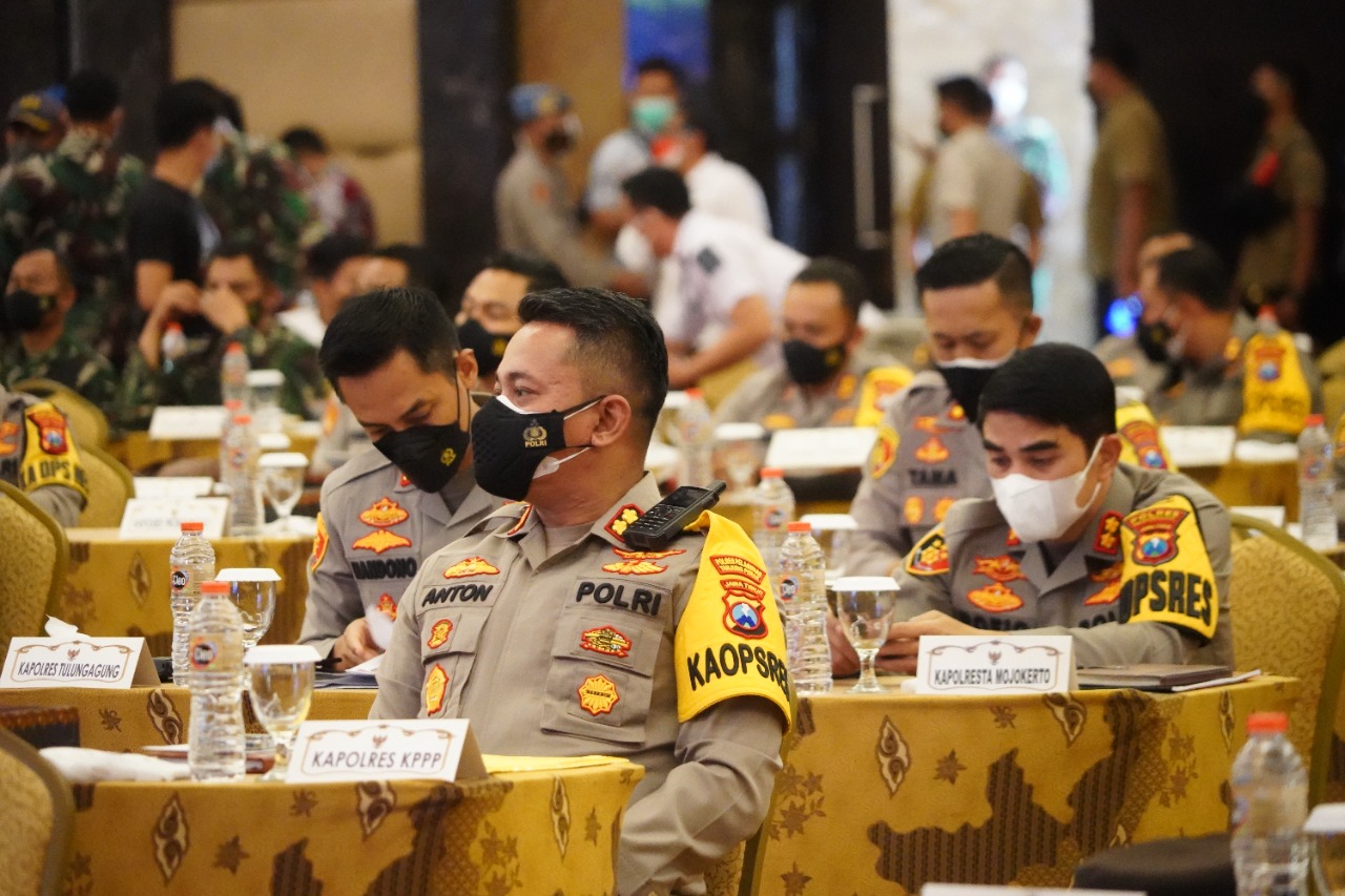 KAPOLRES TANJUNG PERAK HADIRI RAPAT EVALUASI PENANGANAN COVID-19 DAN PERSIAPAN NATARU 2022, DI WILAYAH PROVINSI JATIM BERSAMA FORKOPIMDA JATIM