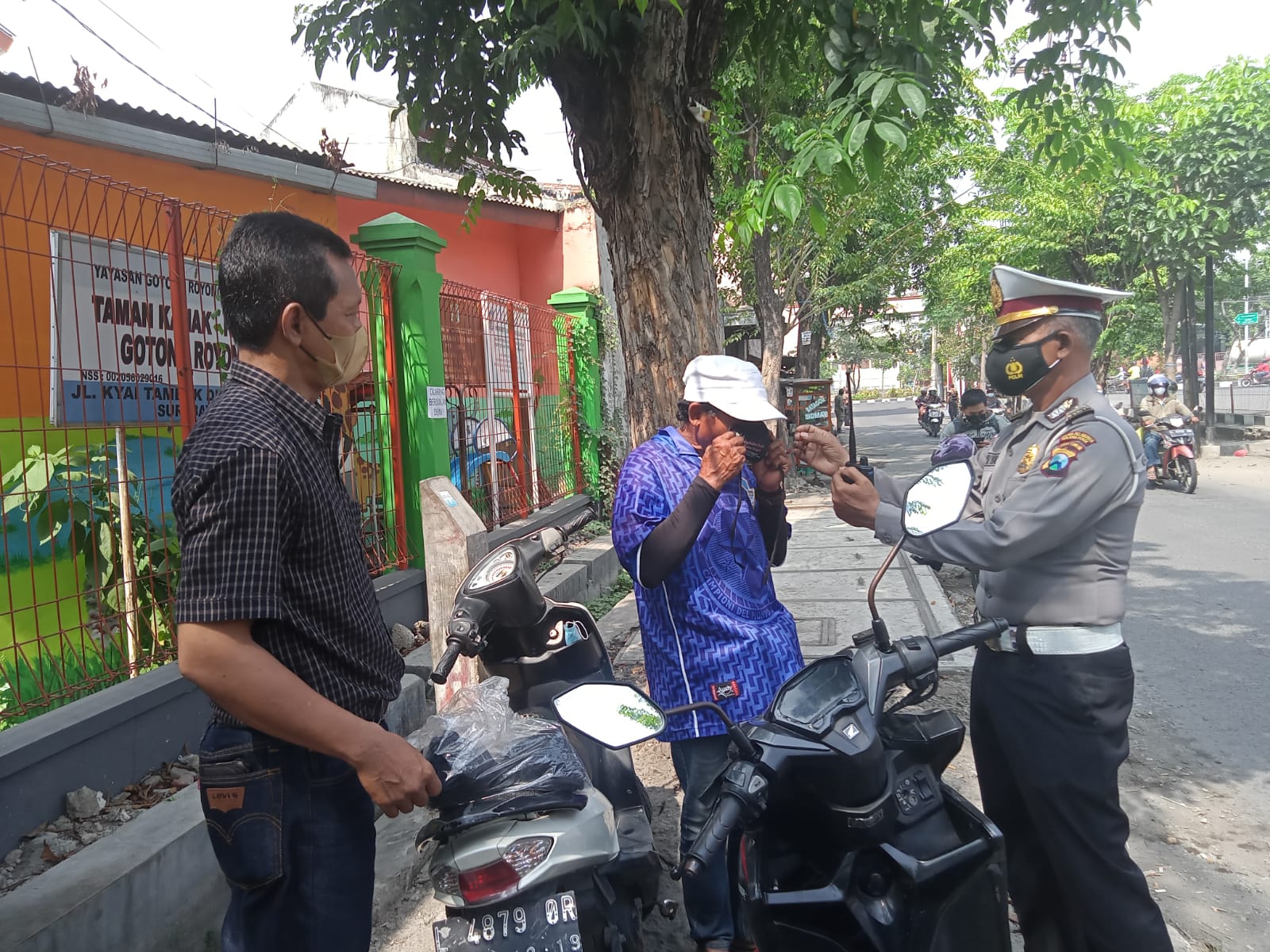 POLSEK KENJERAN BERSAMA 3 PILAR GELAR OPS YUSTISI PROKES DI JALAN KYAI TAMBAK DERES NO. 1 SURABAYA