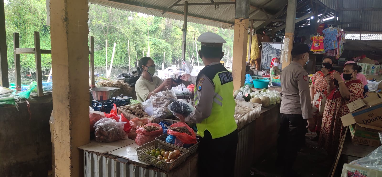 Polsek Krembangan Gelar Operasi Penertiban Masker, Sasar Pengunjung & Pedagang Pasar Morokrembangan
