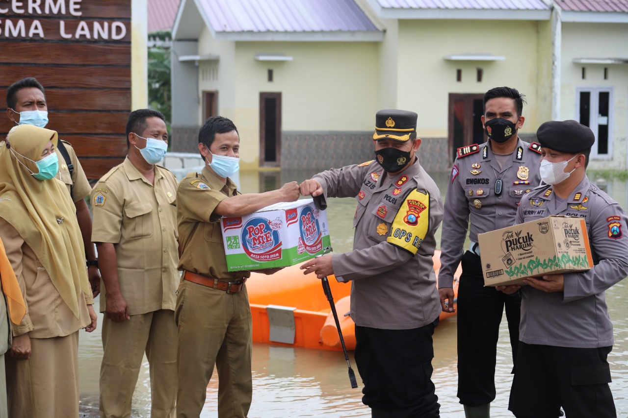 Tinjau Tanggul Jebol di Desa Cermen, Kapolres Gresik Bantu Sembako