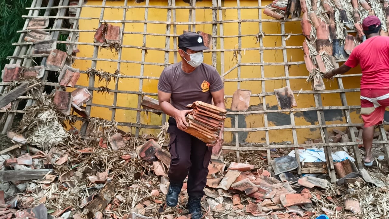 Jum’at Sedekah, Sat. Binmas Polres Sampang Datangi Anak Penderita Hidrosefalus