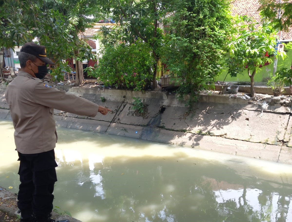 Polsek Semampir Lakukan Pengecekan Debit Air Sungai Pegirian, Antisipasi Terjadinya Bencana Banjir