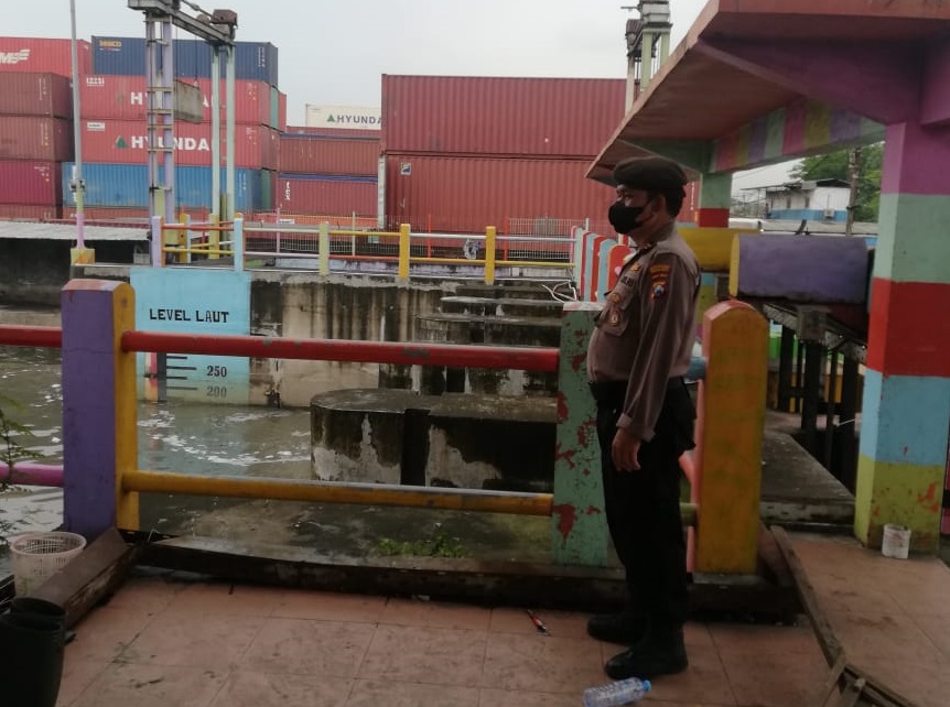 Polsek Asemrowo Lakukan Pengecekan Debit Air Antisipasi Terjadinya Bencana Banjir
