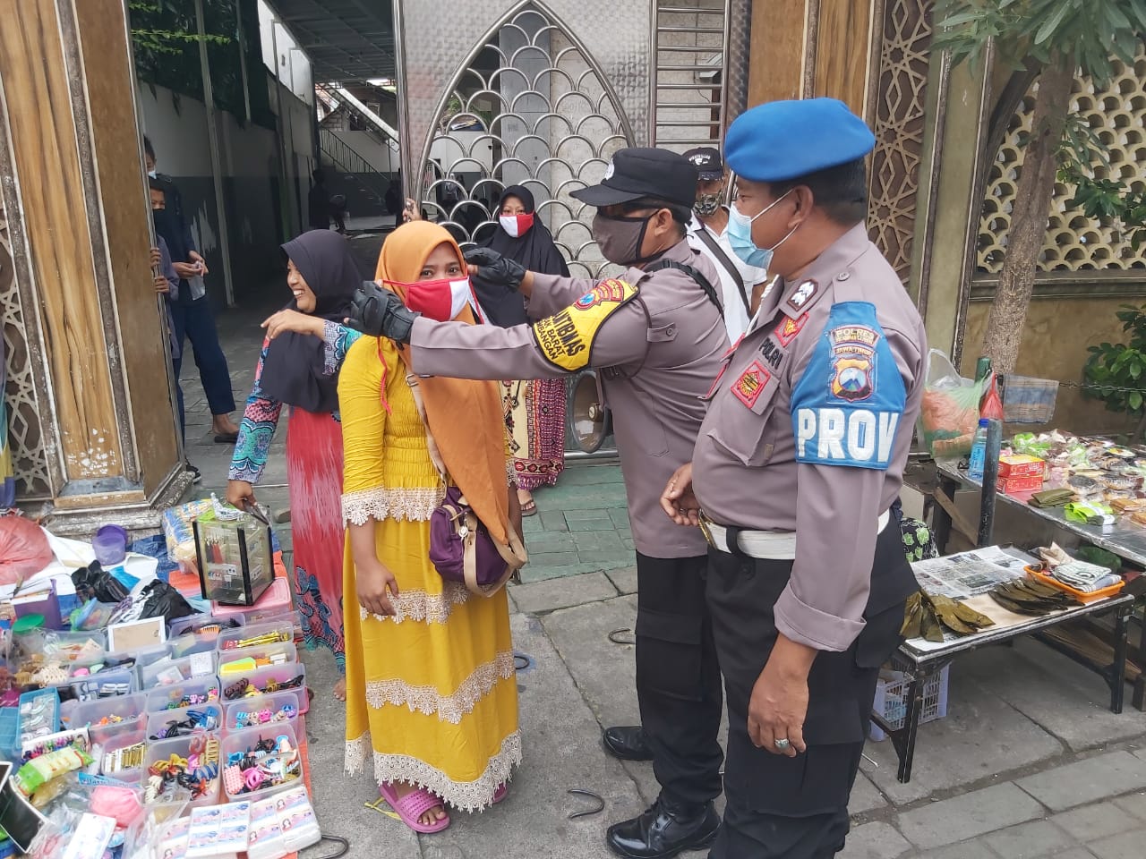 Polsek Krembangan Lakukan Operasi Penertiban Protokol Kesehatan, Sasar Warga Yang Tidak Menggunakan Masker