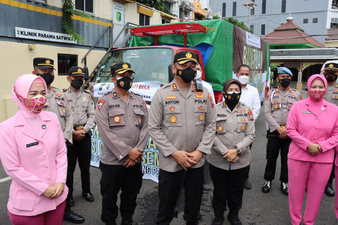 Keluarga besar Polres Pelabuhan Tanjung Perak Memiliki Empati Kemanusiaan Bantu Korban Erupsi Gunung Semeru