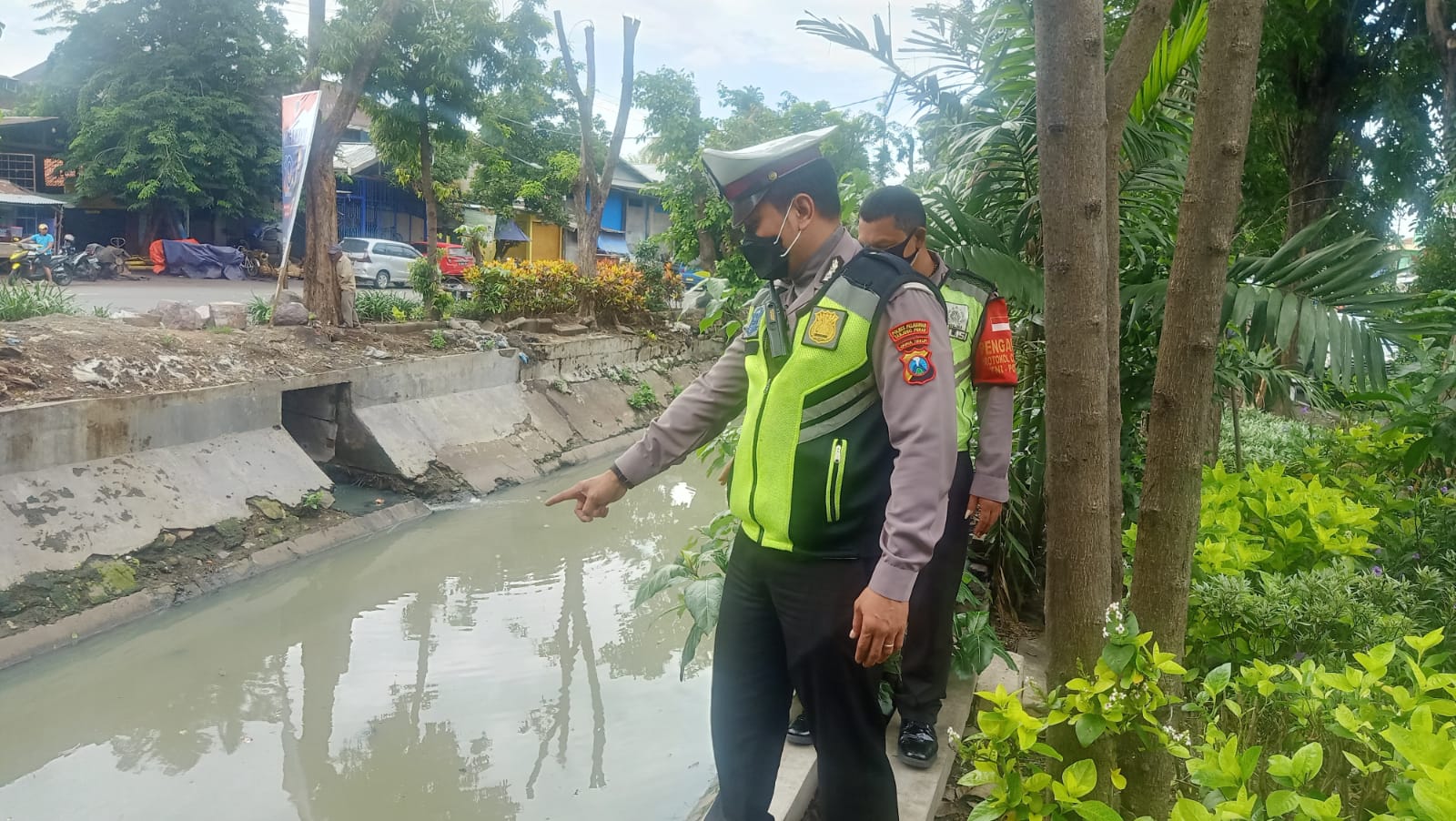 Polsek Semampir Cek Ketinggian Debit Air Sungai, Antisipasi Terjadinya Bencana Banjir