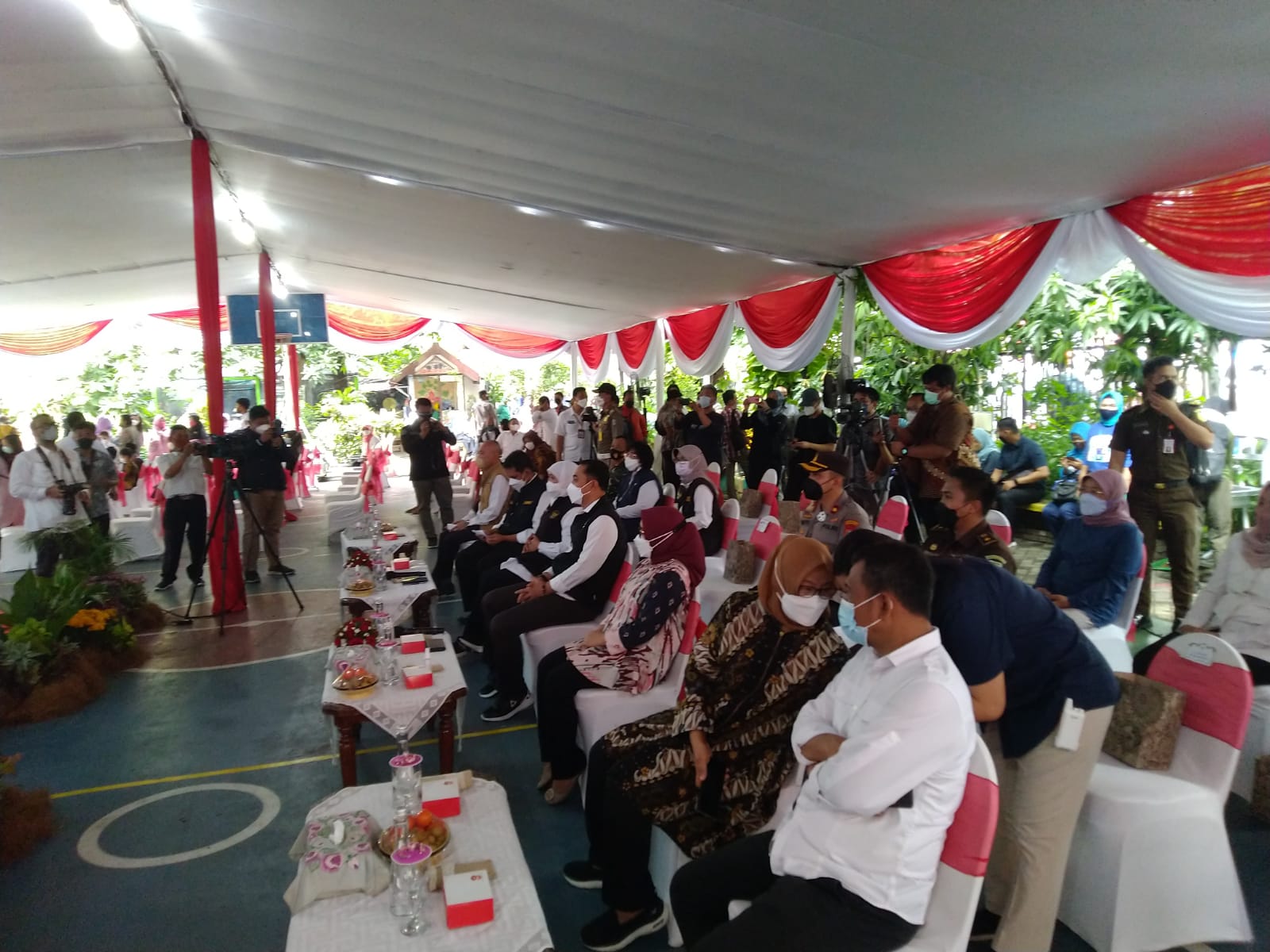 Wakapolres Pelabuhan Tanjung Perak Hadiri Vaksinasi Covid Untuk Anak-Anak Di SD Kaliasin 1 Surabaya