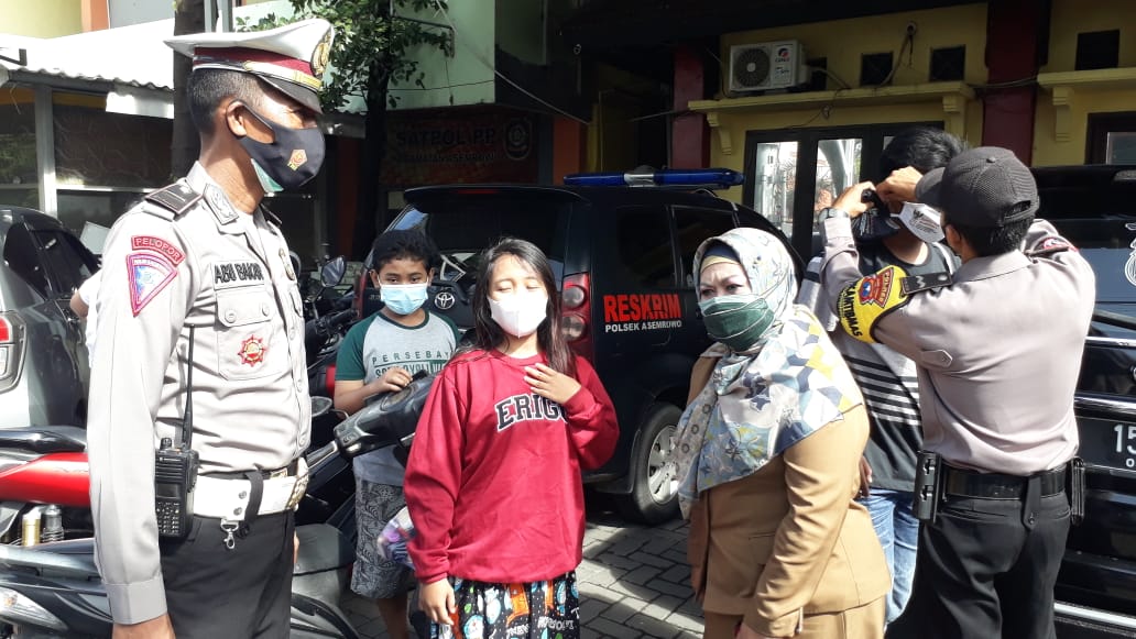 Bhabinkamtibmas Pegirian Lakukan Operasi Yustisi, Disiplinkan Warga Yang Melanggar Aturan Prokes