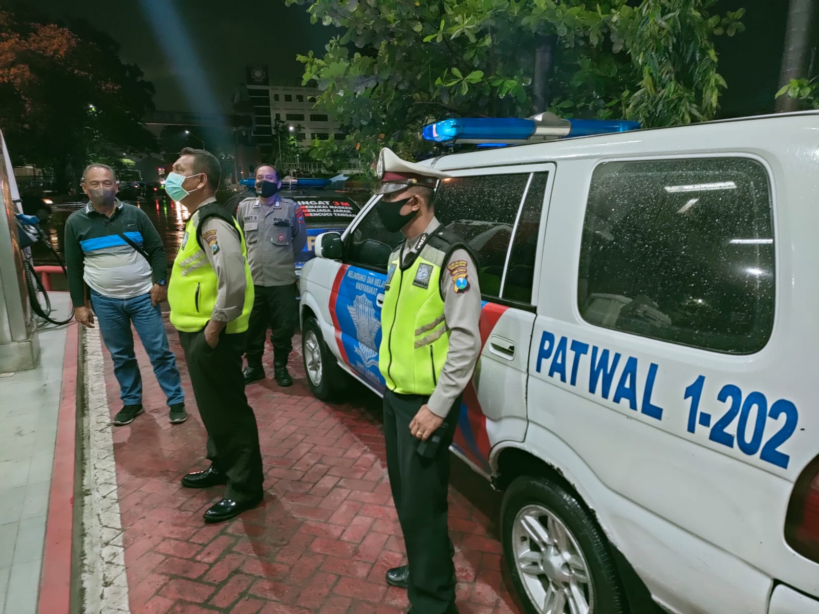 Polsek Krembangan Rutin Lakukan Patroli Malam, Antisipasi Terjadinya 3C dan Ingatkan Prokes