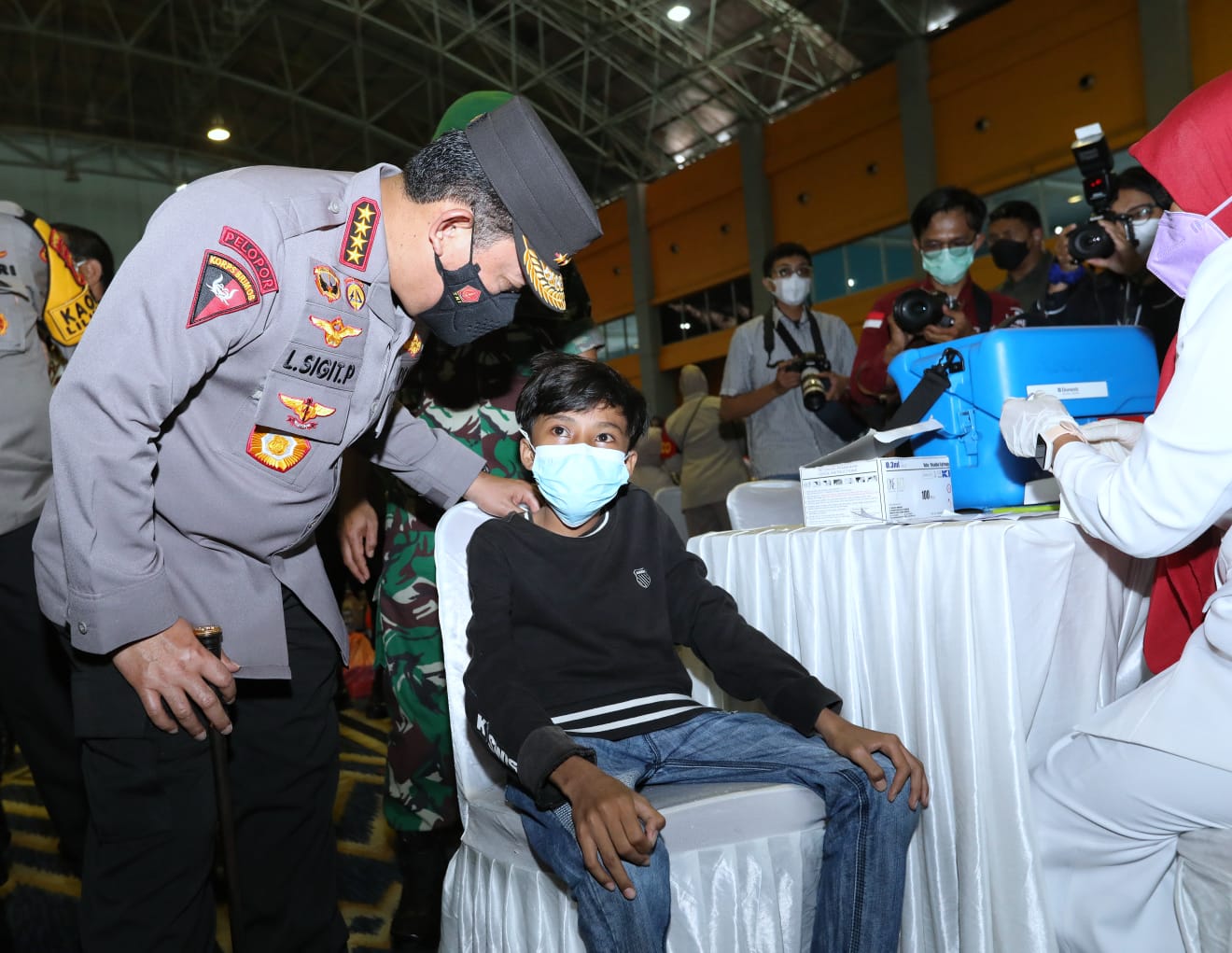 Tinjau Vaksinasi Serentak di 34 Provinsi, Kapolri: Lebih Baik Kumpul Keluarga di Rumah saat Tahun Baru