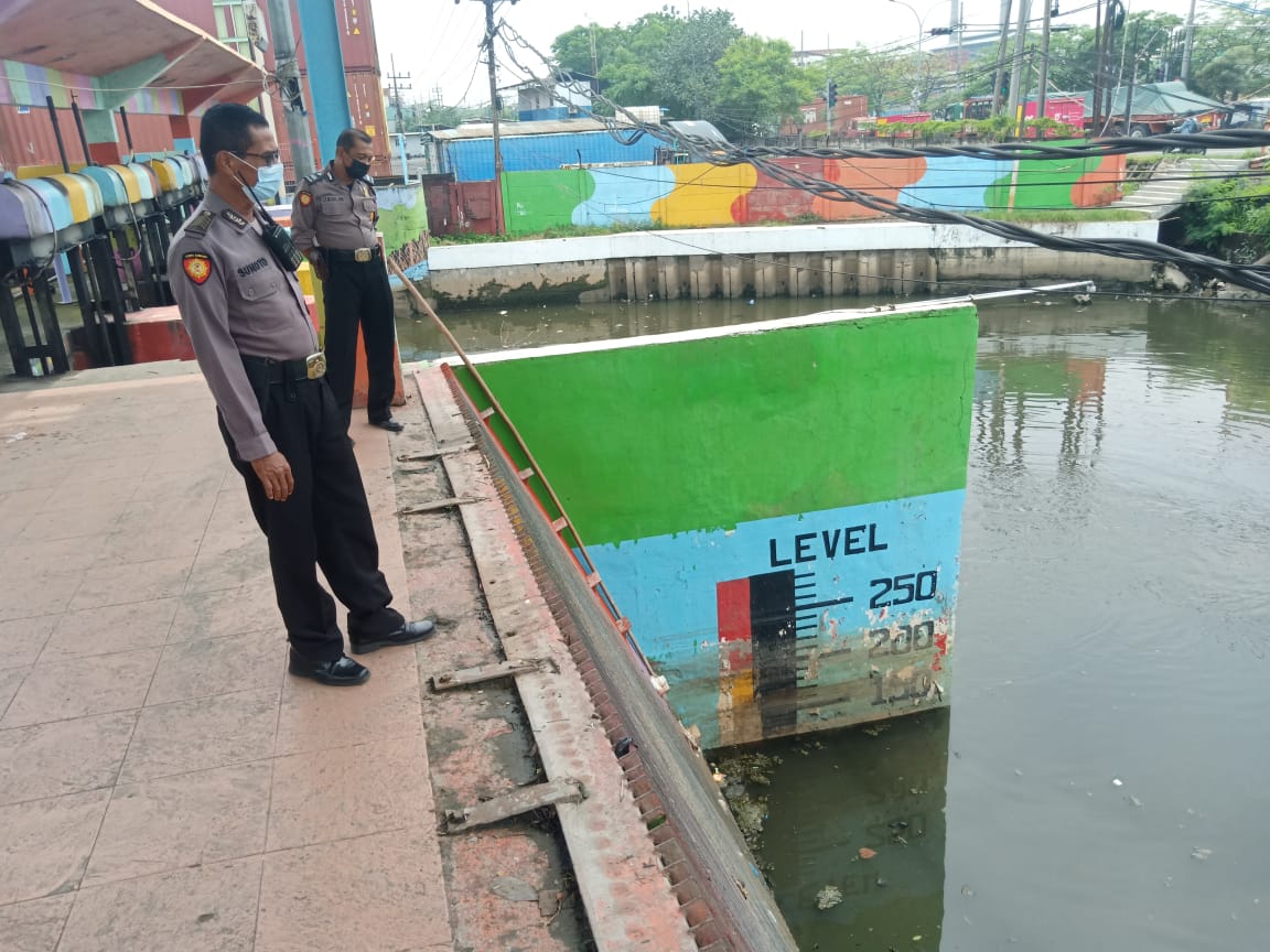 Polsek Asemrowo Lakukan Pemantauan sDebit Air, Waspada Potensi Terjadinya Banjir