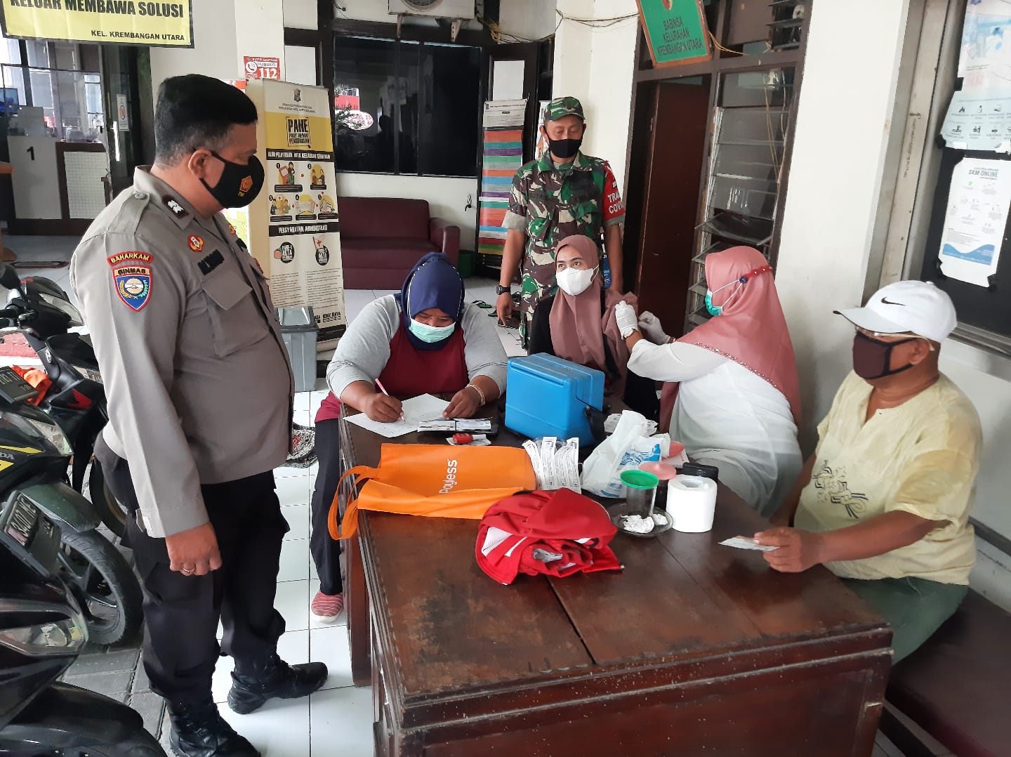 Polsek Krembangan Lakukan Pemantauan Vaksinasi Untuk Masyarakat