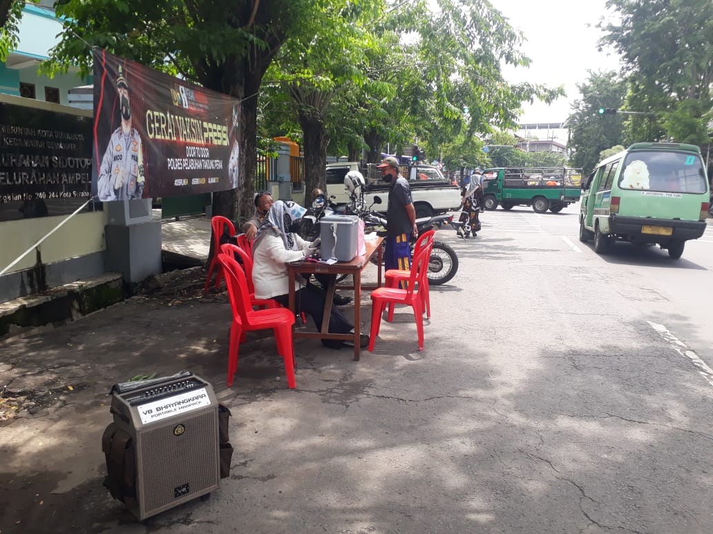 Polsek Semampir Lakukan Pengamanan Vaksinasi Sinovac, Pastikan Kegiatan Berlangsung Lancar