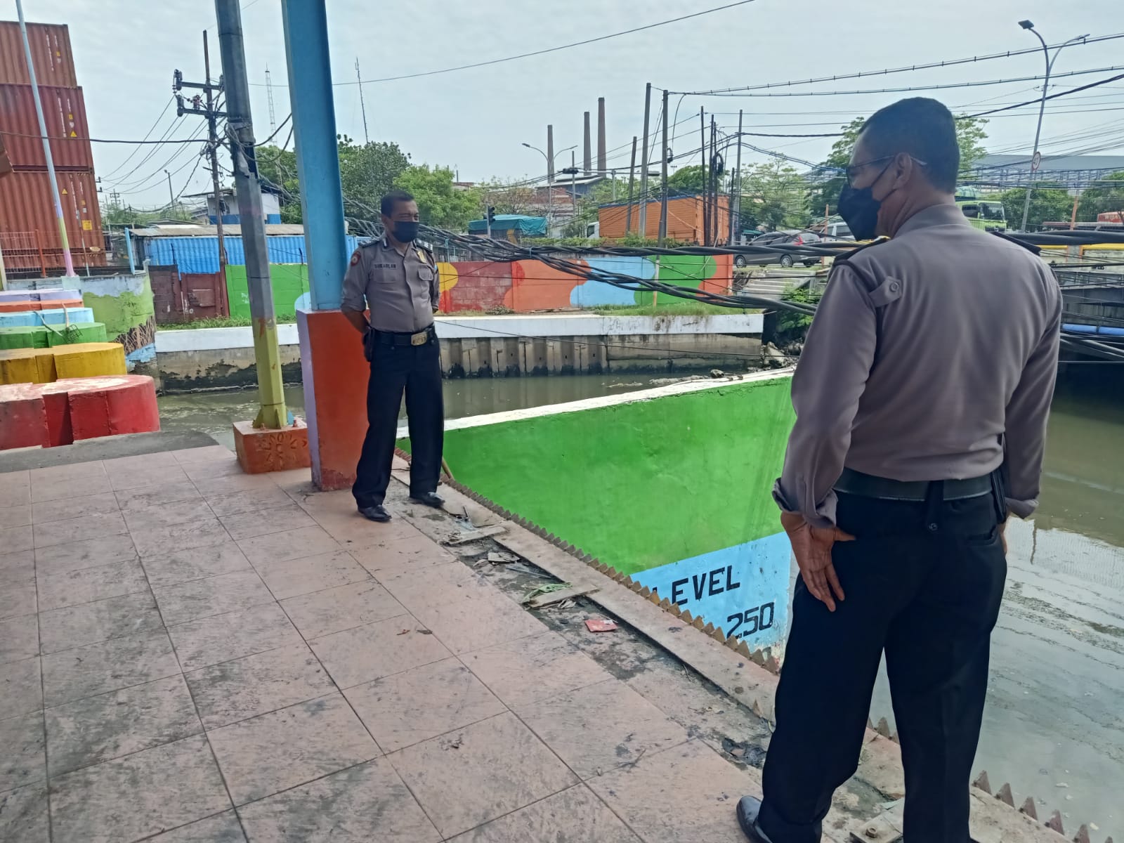 Polsek Asemrowo Lakukan Pemantauan Debit Air Waspada Potensi Banjir