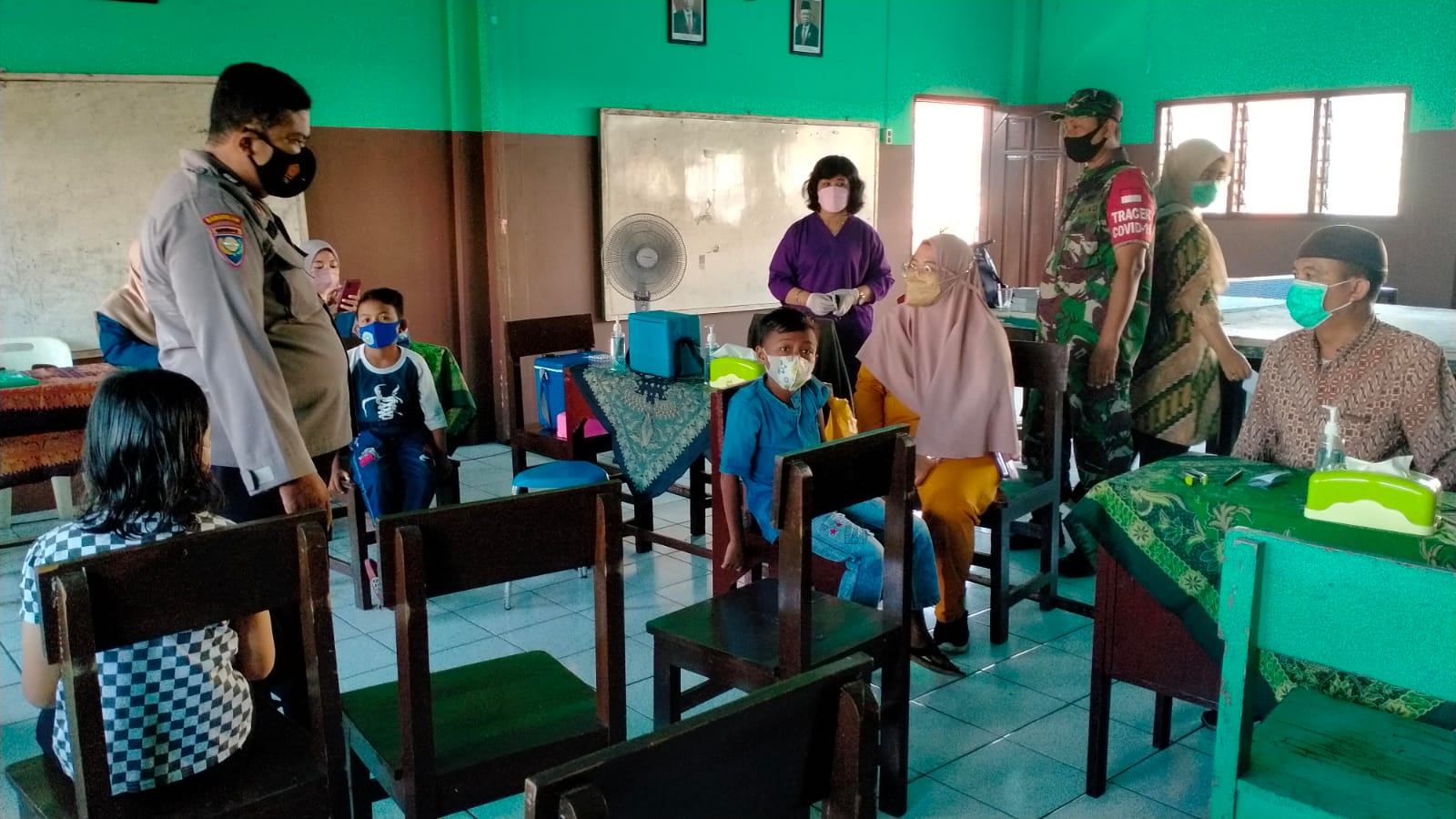 Polsek Pabean Cantikan Lakukan Pengamanan Vaksinasi Untuk Siswa Sekolah, Pastikan Berjalan Lancar