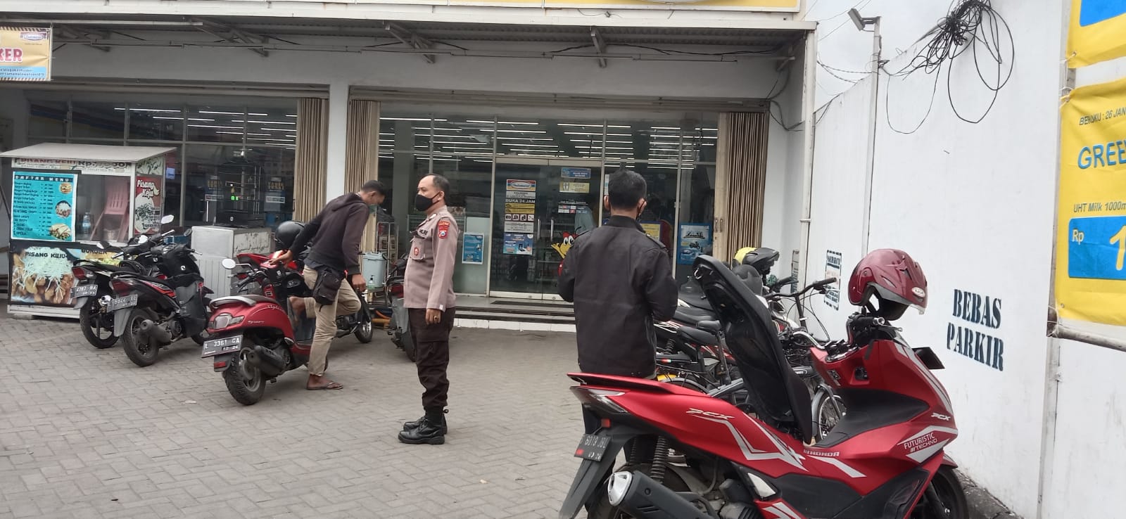 Polsek Krembangan Lakukan Patroli di Minimarket, Ingatkan Tentang Peraturan Protokol Kesehatan