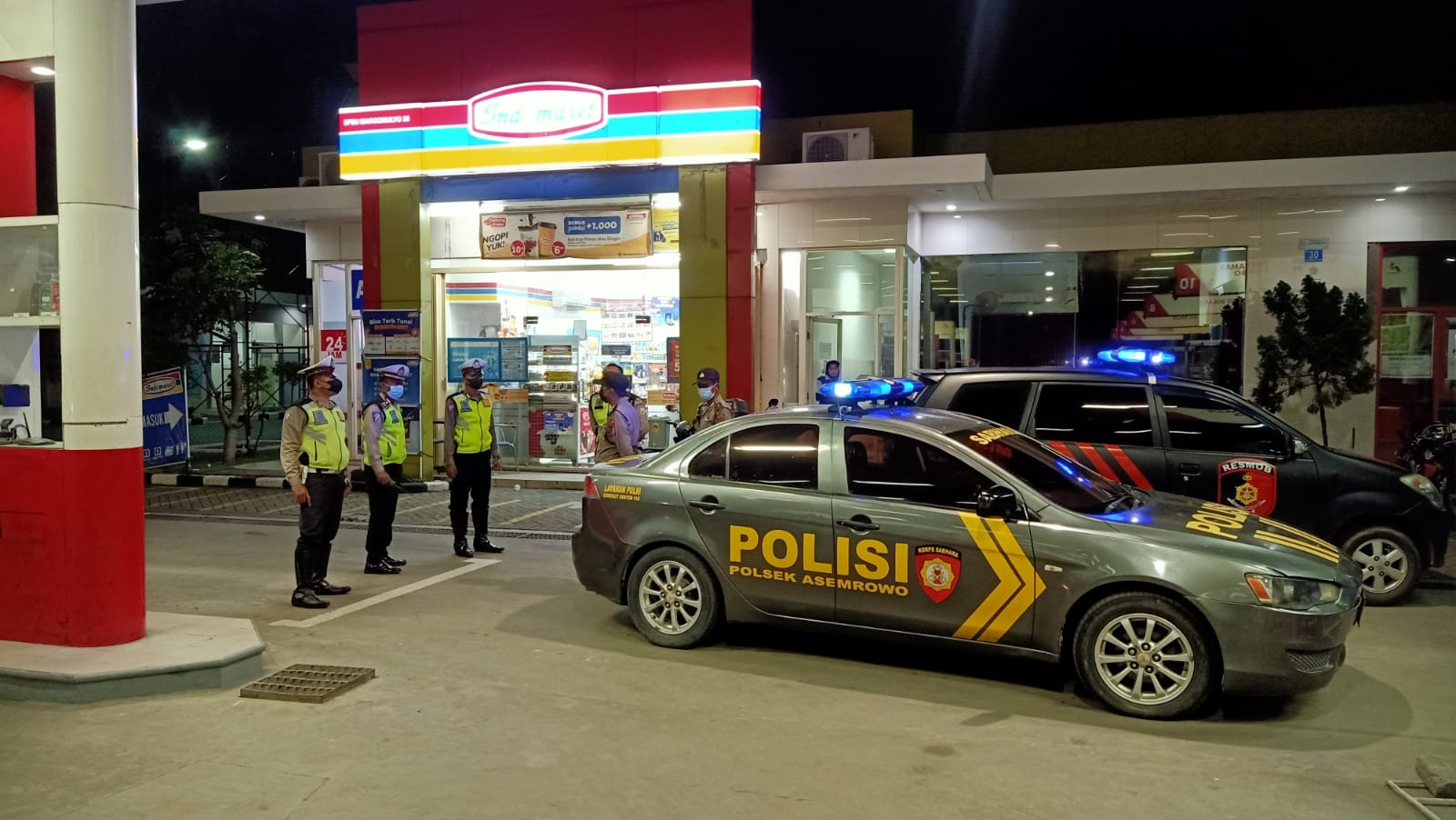 Pantau Keamanan di Malam Hari, Polsek Asemrowo Lakukan Patroli di Malam Hari
