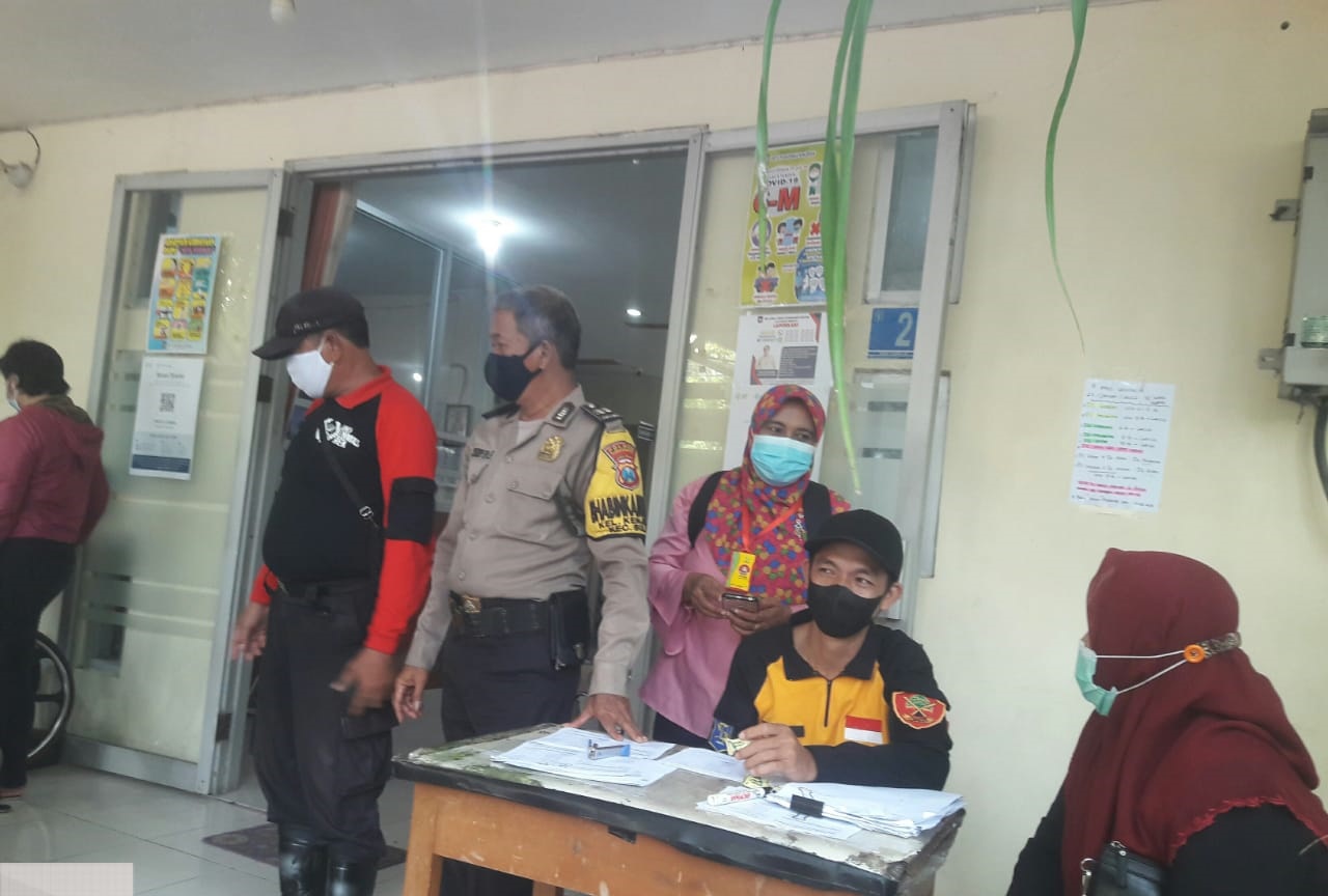 Pengamanan Vaksinasi Untuk Masyarakat Umum Rutin Dilakukan Polsek Kenjeran di Puskesmas Kenjeran