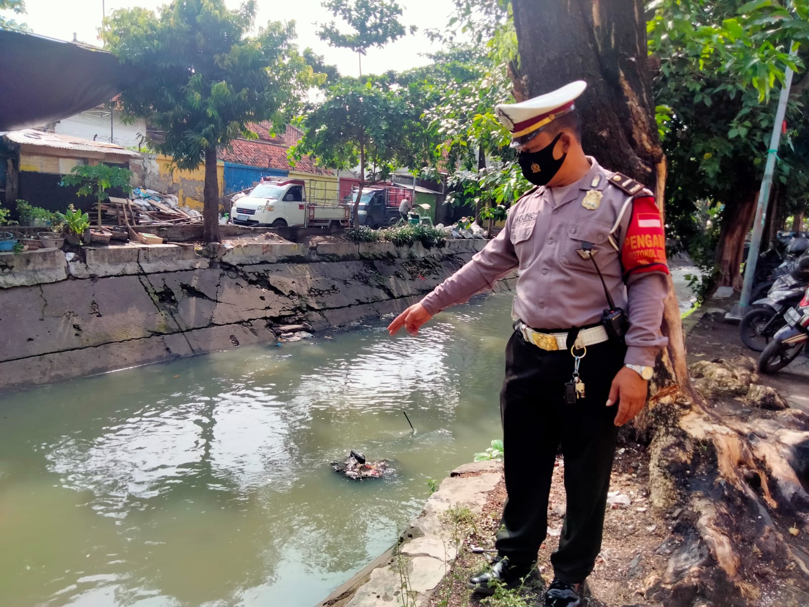 Polsek Semampir Rutin Cek Ketinggian Air Sungai, Antisipasi Terjadinya Banjir
