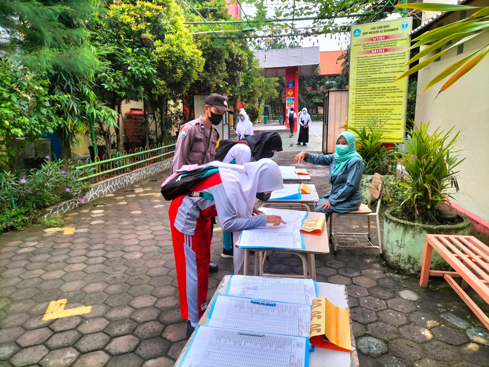 Polsek Asemrowo Lakukan Pemantauan Siswa Siswi Yang Datang ke Sekolah, Pastikan Patuhi Protokol Kesehatan