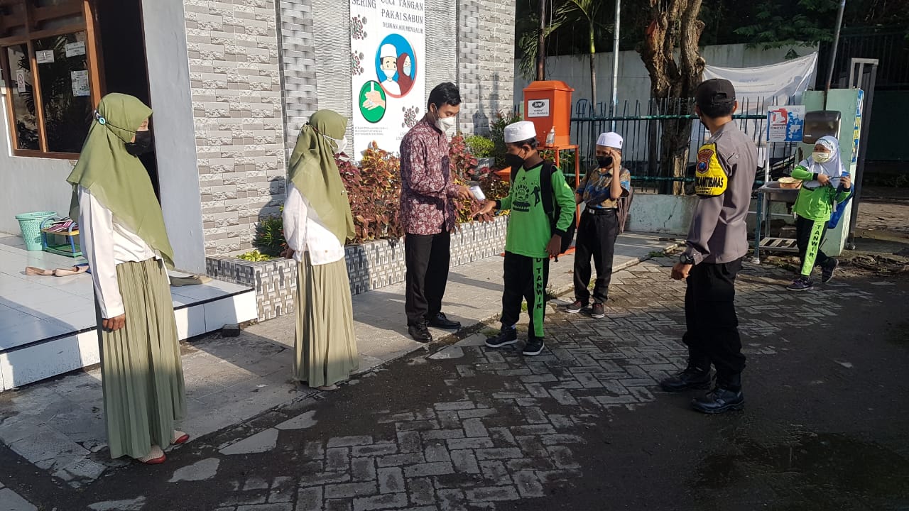 Polsek Asemrowo Pantau Kegiatan Belajar Offline, Pastikan Siswa Siswi Patuhi Protokol Kesehatan