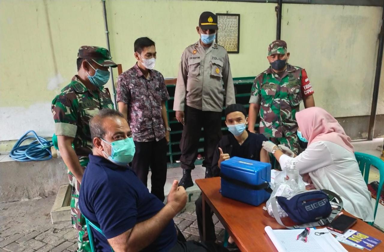 Polsek Pabean Cantikan Lakukan Pengamanan Vaksinasi Dosis 1 dan 2 Jenis Sinovac Untuk Masyarakat Umum