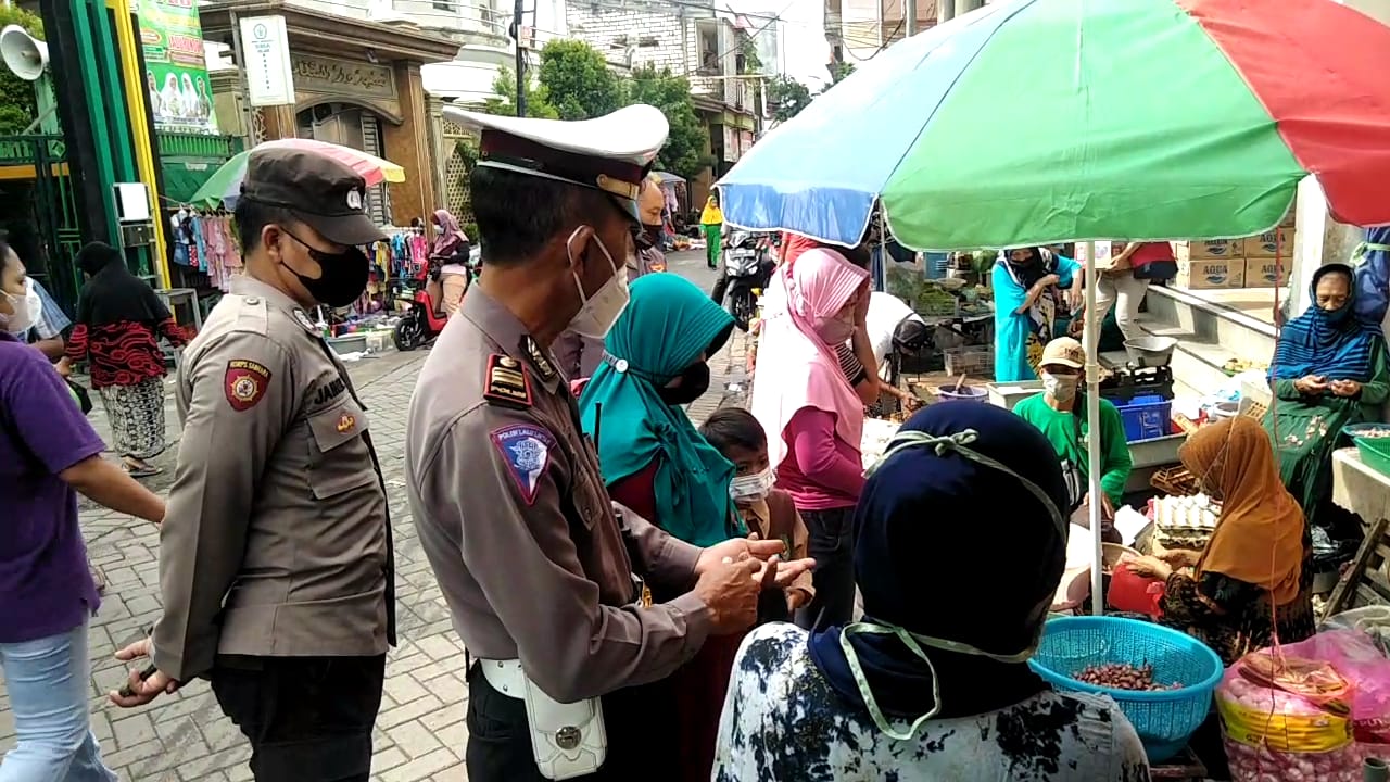 Polsek Krembangan Sosialisasikan Peraturan Protokol Kesehatan Kepada Pedagang dan Pembeli, Ingatkan Untuk Selalu Patuhi Prokes