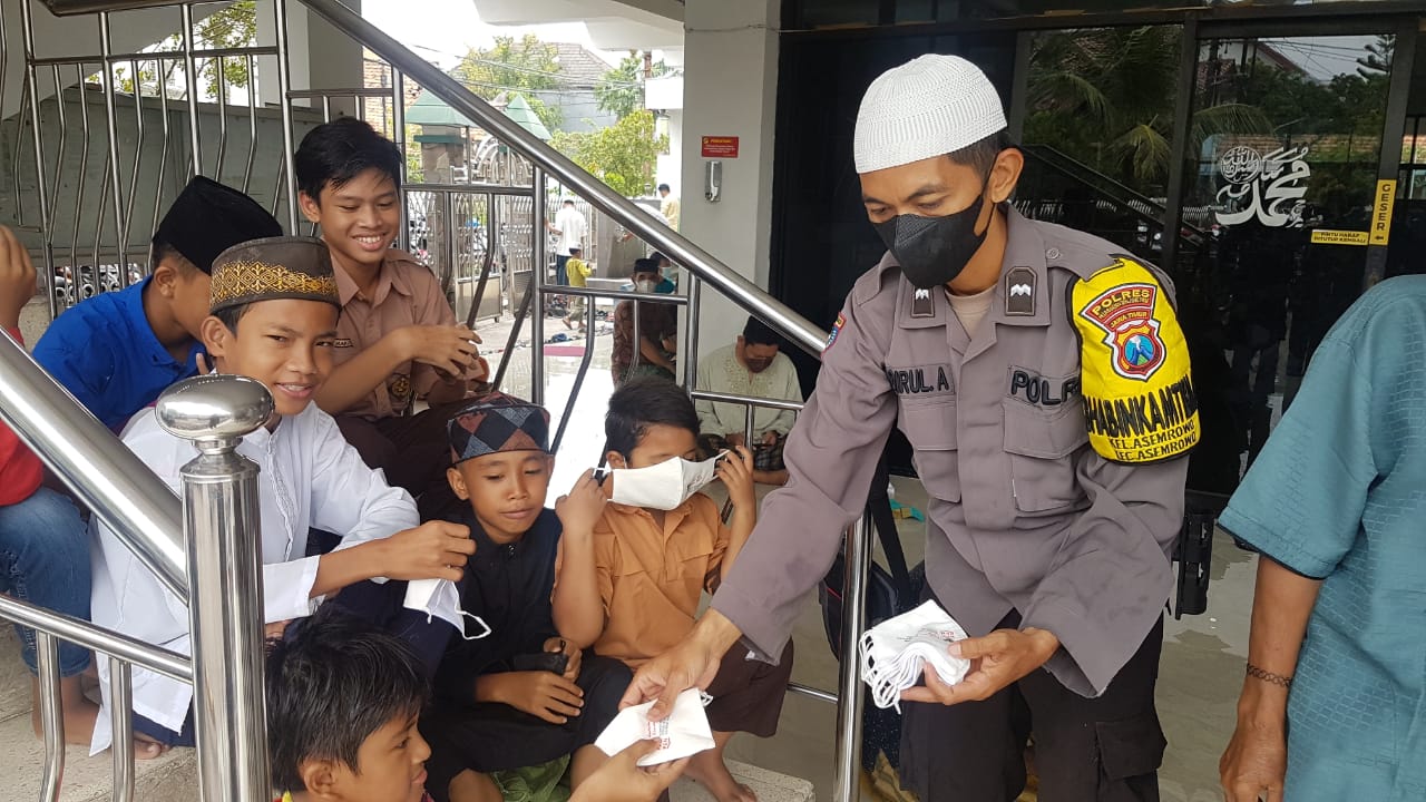 Bhabinkamtibmas Kelurahan Asemrowo Berikan Himbauan Prokes Sekaligus Bagikan Masker Gratis Kepada Jamaah Masjid Tanwir