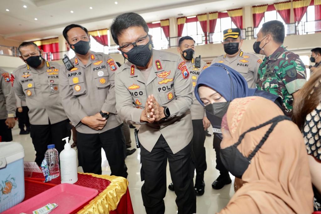 Dongkrak Persentase Vaksinasi, Kapolda Jatim Bersama Forkopimda Mojokerto Cek Vaksinasi Massal Serentak
