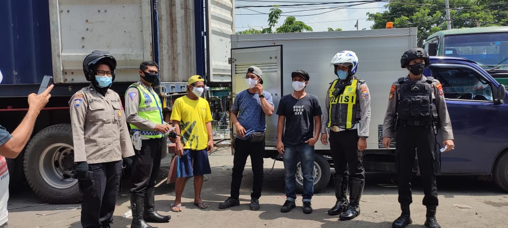 Polres Pelabuhan Tanjung Perak Lakukan Kegiatan Patroli Bermotor Protokol Kesehatan, Sasar Masyarakat di Sepanjang Jalan Kalimas
