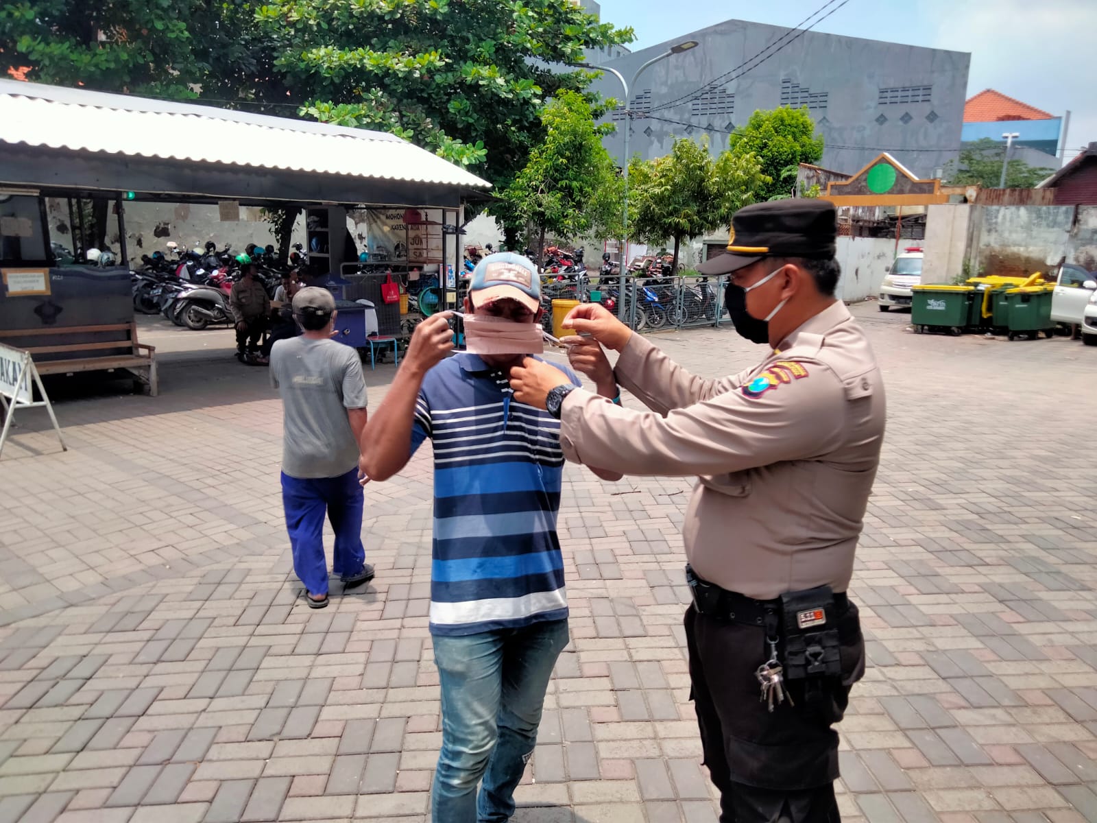 Polsek Semampir Lakukan Kegiatan Pembagian Masker Untuk Masyarakat Umum