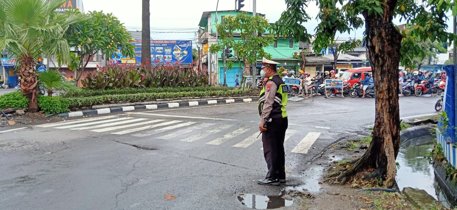 Polsek Krembangan Pantau Arus Lalu Lintas, Pastikan Aman dan Lancar