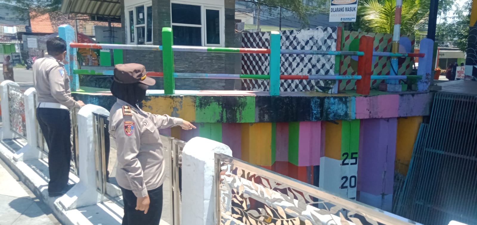 Polsek Kenjeran Patau Ketinggian Debit Air Jembatan Suroboyo, Situasi Masih Dalam Kondisi Normal